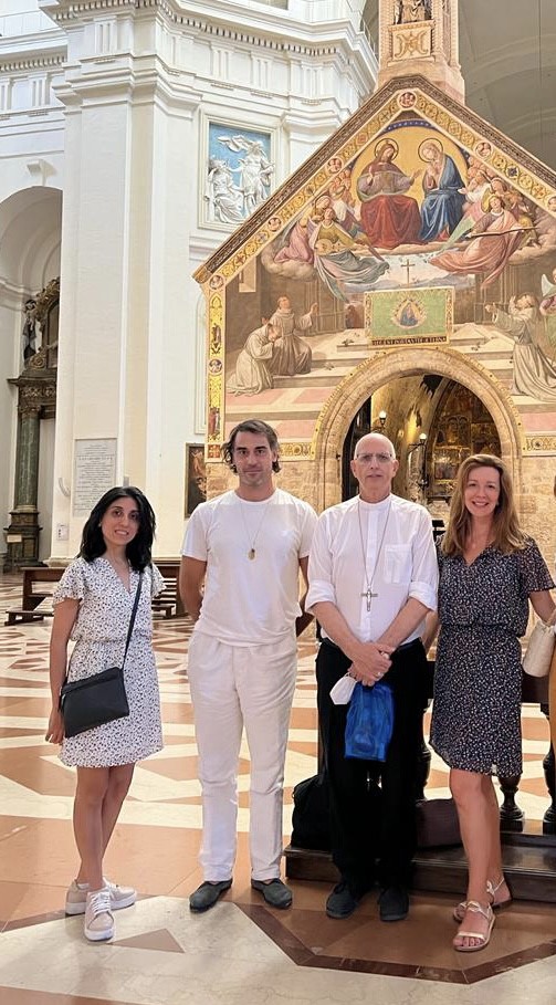 Cintia Suárez, Monseñor Santiago Olivera y Nunzia Locatelli en la parroquía Porciúncula, en Asís