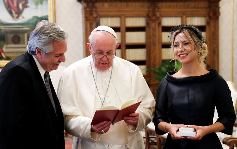 El Papa Francisco lee una oración para el presidente de Argentina, Alberto Fernández, y su pareja, Fabiola Yáñez, en El Vaticano. 31 enero 2020. REUTERS/Remo Casilli