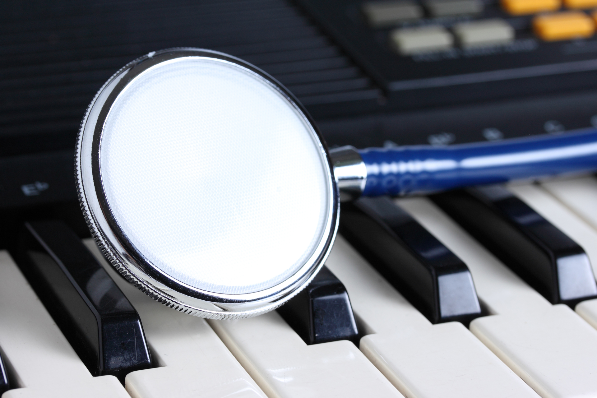 Los musicoterapeutas utilizan intervenciones activas y receptivas, y crean objetivos para mejorar la salud y el bienestar (Getty Images)