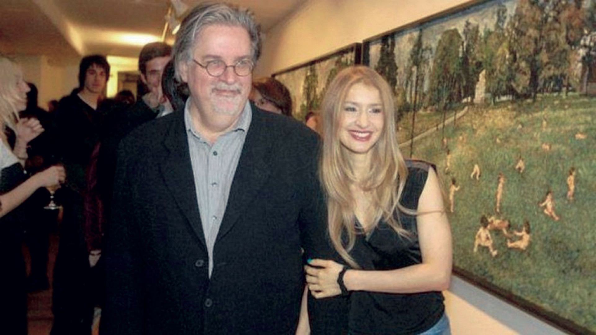 Matt Groening (64) y Agustina Picasso Achával (40). En 2008, la artista plástica argentina del grupo Mondongo conoció al creador de Los Simpsons en una galería de arte de Los Angeles. Se casaron en 2011 y son padres de Nathaniel (4) y dos pares de mellizas (Foto AFP)