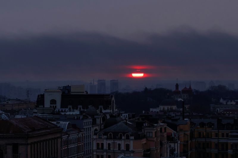 Salida del sol entre una nube de humo tras una serie de ataques rusos con misiles en Kiev, Ucrania, el 9 de marzo de 2023. REUTERS/Anna Voitenko