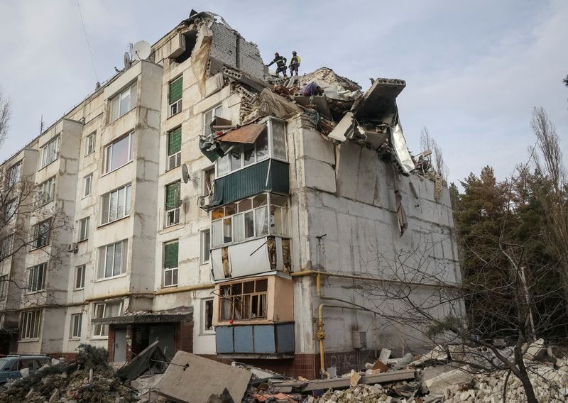 Una vista muestra un edificio residencial dañado por un ataque de un misil ruso cerca de la ciudad de Chuhuiv