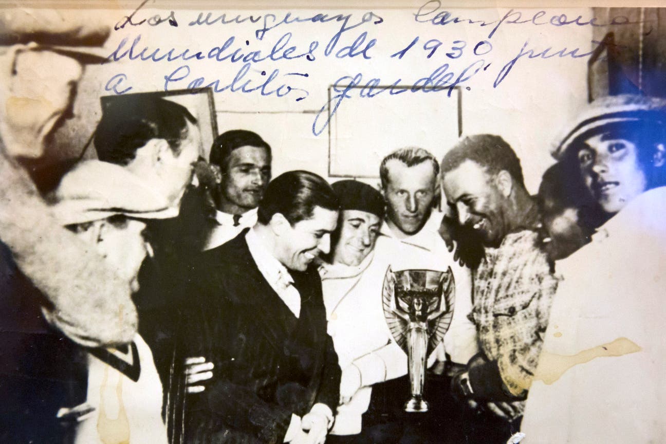 Carlos Gardel junto a los campeones uruguayos de 1930