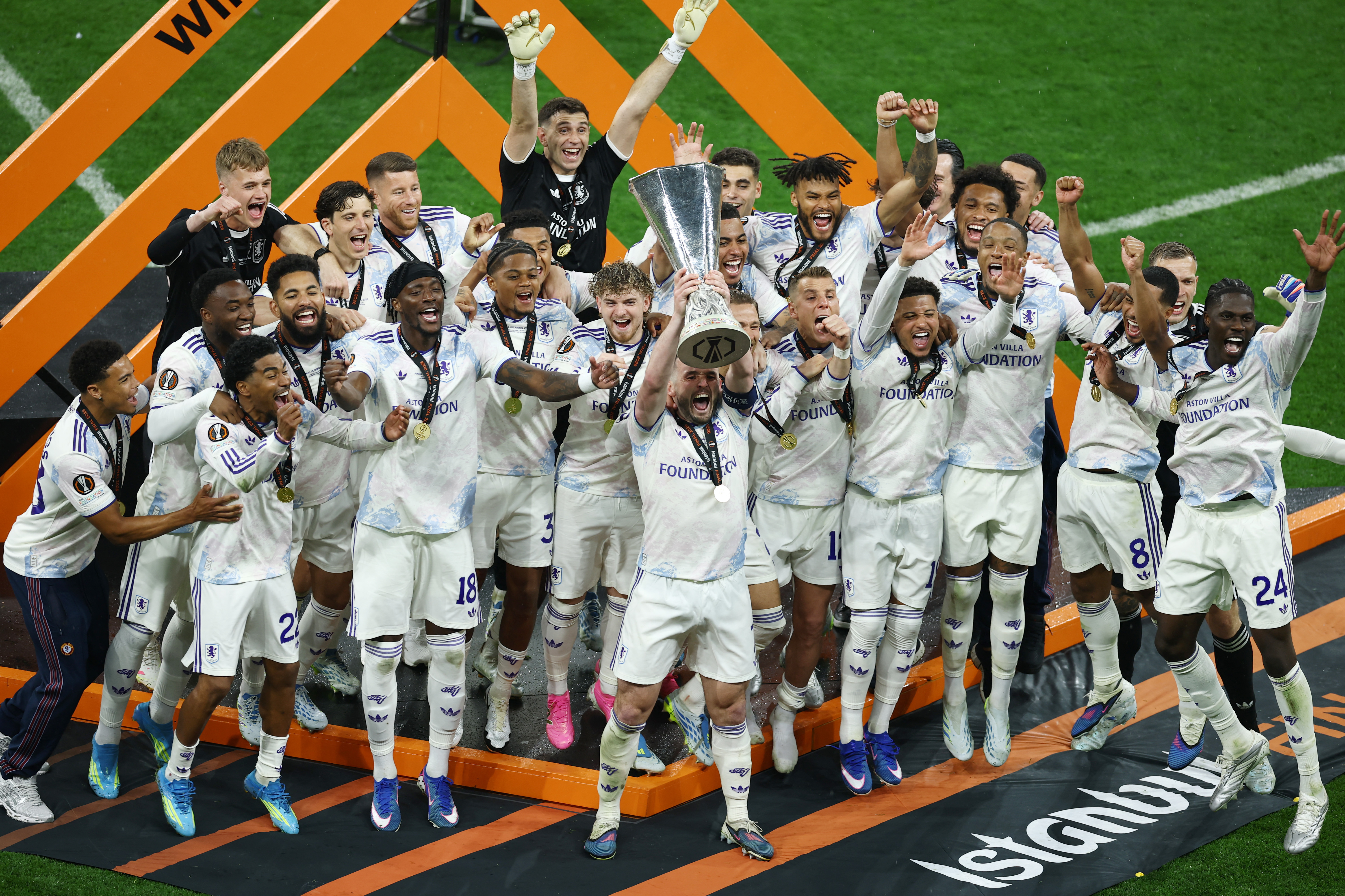 Con un partido brillante de Buend&iacute;a, el Aston Villa del Dibu Mart&iacute;nez gole&oacute; 3-0 al Friburgo y se consagr&oacute; campe&oacute;n de la Europa League