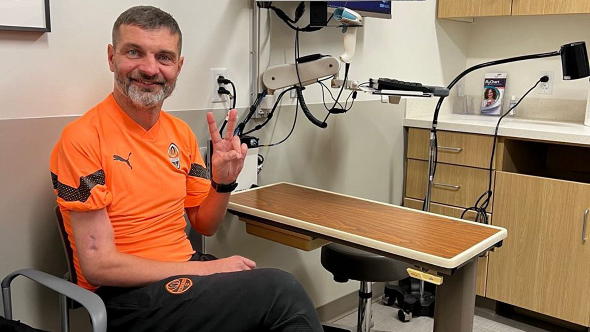 Mykhailo Dianov recovering in the US after the operation on his arm