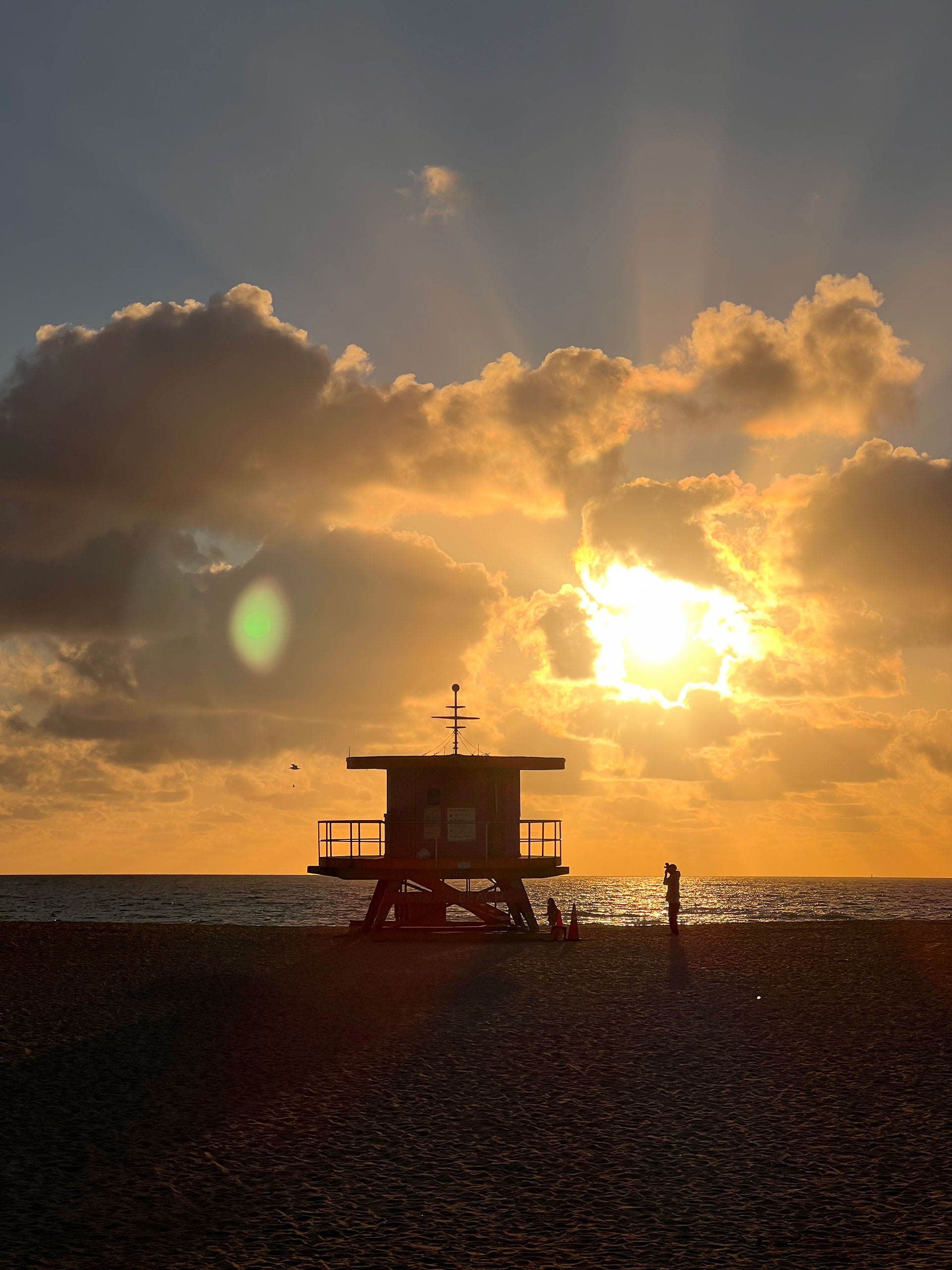 Miami Beach es conocida por sus impresionantes amaneceres sobre el océano Atlántico. Con su playa de arena blanca y sus vistas panorámicas del océano, Miami Beach es un lugar ideal para disfrutar del amanecer. 