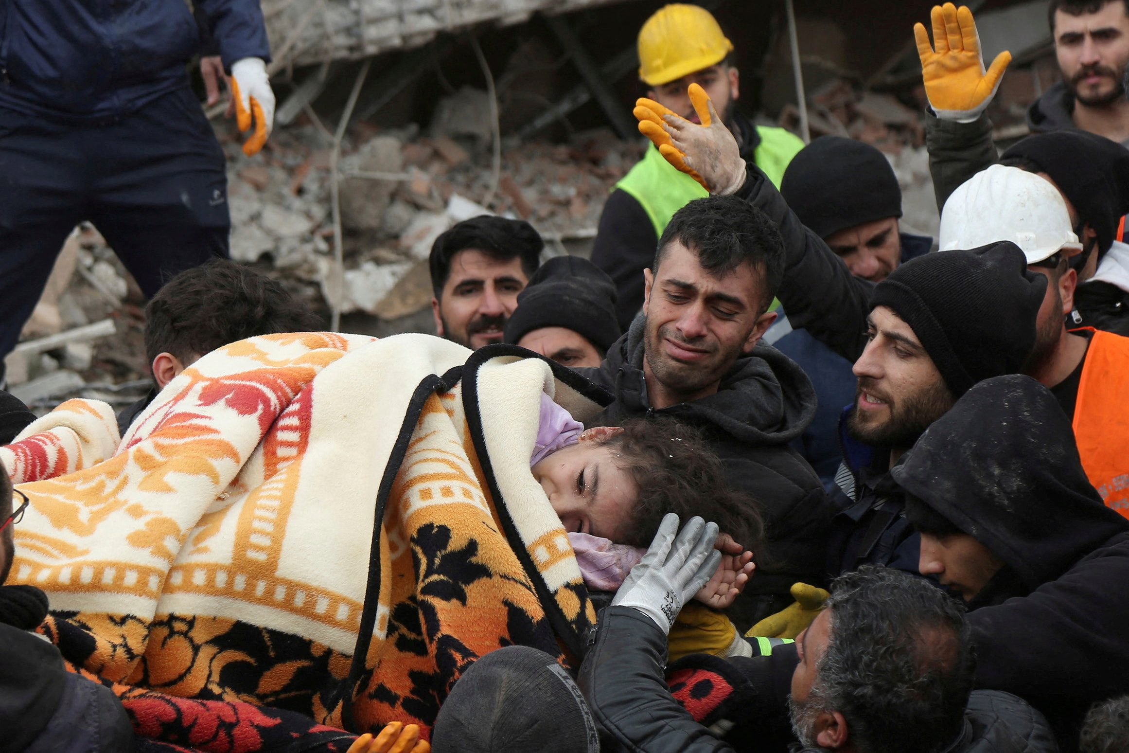 Los rescatistas sacan a una niña de un edificio derrumbado tras un terremoto en Diyarbakir, Turquía.
