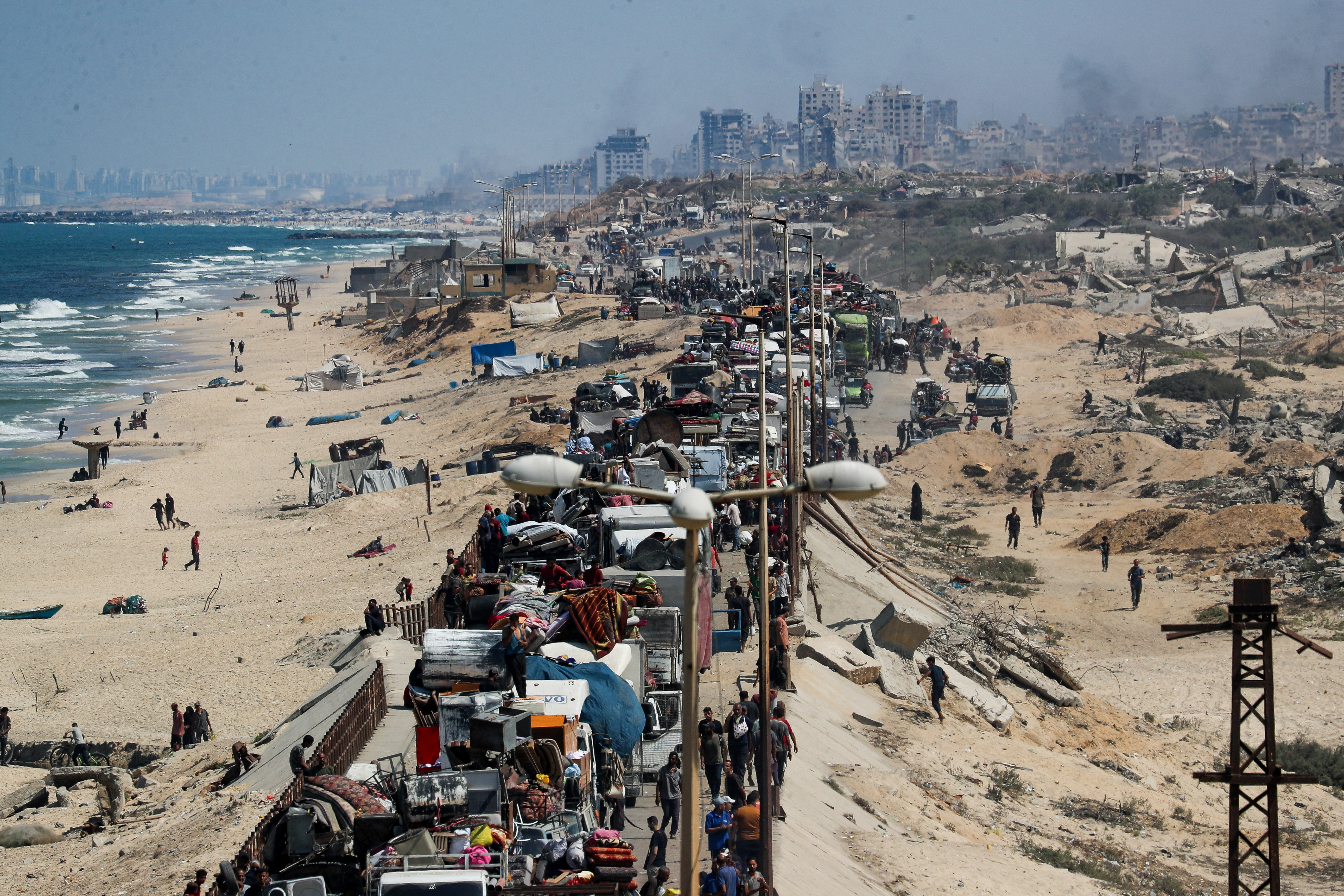 Israel habilitó un corredor temporal para la salida de civiles desde Ciudad de Gaza en medio de su ofensiva terrestre