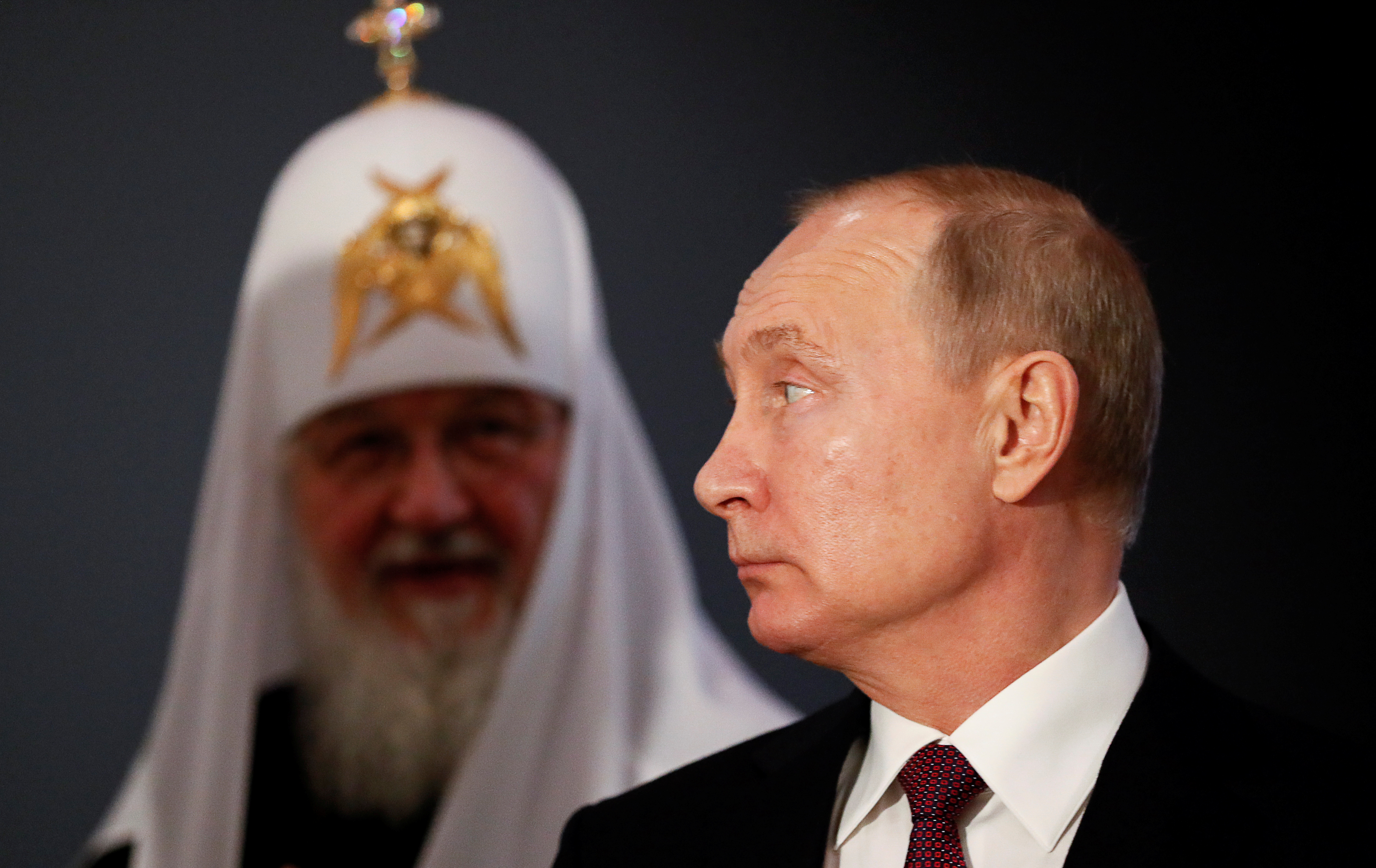 FOTO DE ARCHIVO: El jefe de estado ruso Vladimir Putin y el Patriarca Kirill de Rusia visitan la exposición "Memoria de las generaciones: la Gran Guerra Patria en las artes pictóricas" en el Día de la Unidad Nacional en Moscú, Rusia 4 de noviembre de 2019 (Reuters)
