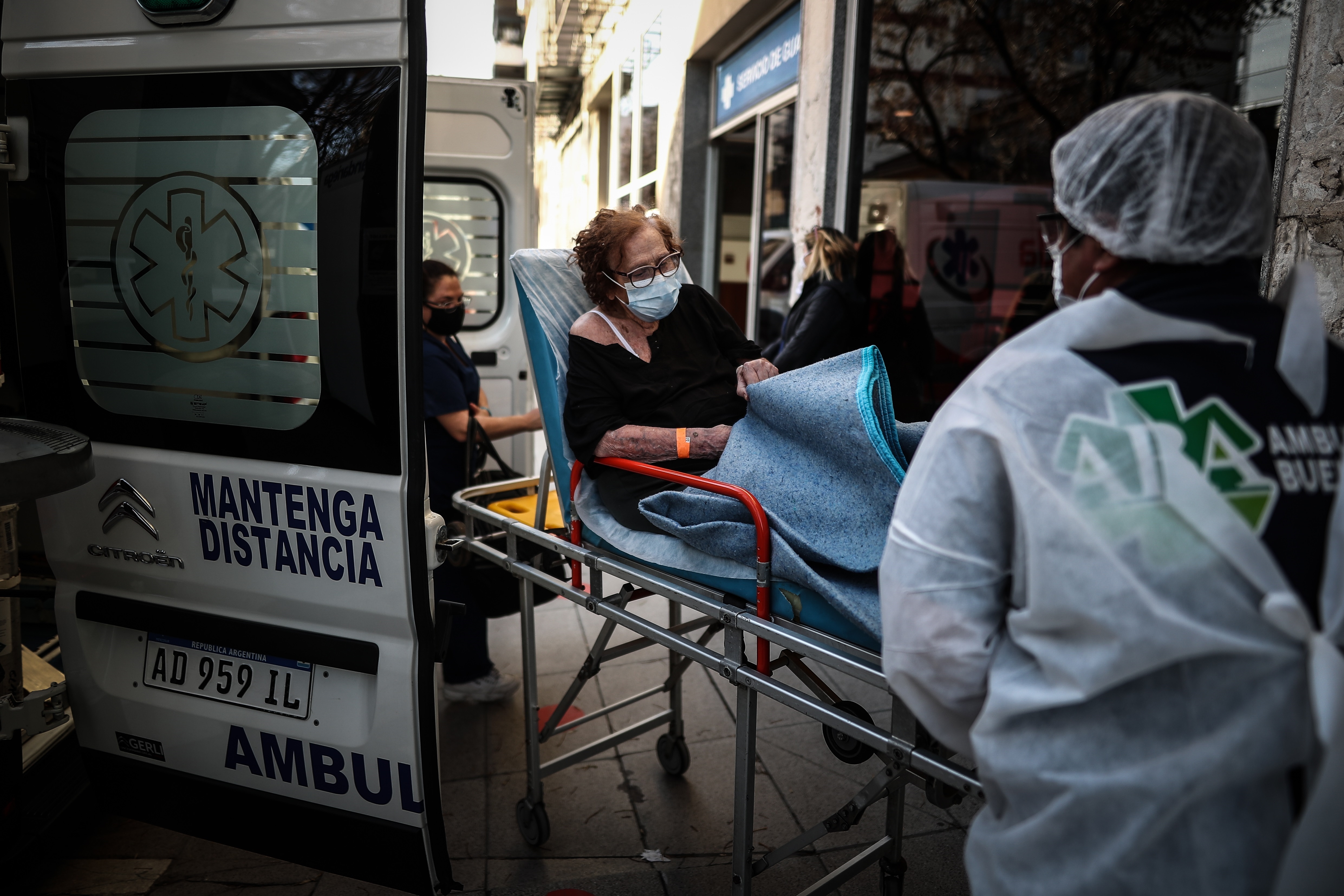 Personal de salud traslada el 28 de mayo de 2021 a una mujer a una clínica en la Ciudad de Buenos Aires, Argentina (EFE/ Juan Ignacio Roncoroni)
