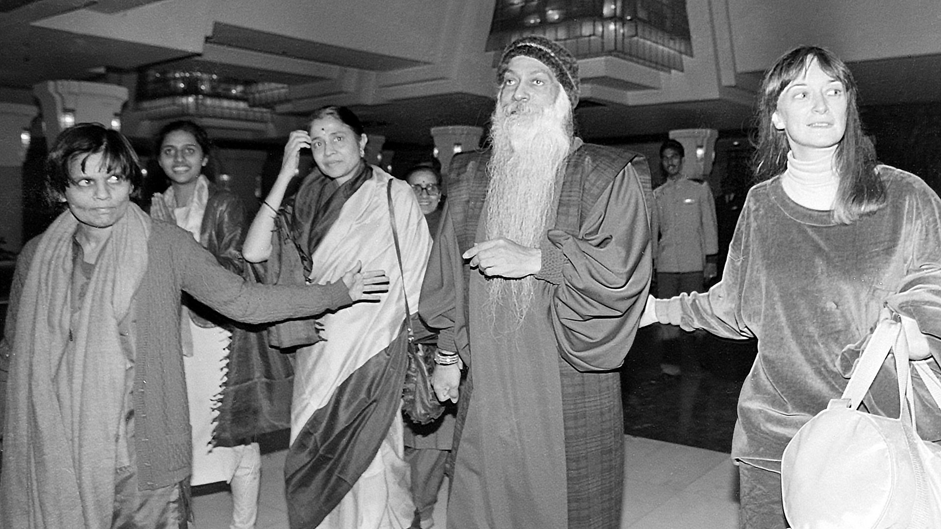 Osho en su regreso a Nueva Delhi, India, en noviembre de 1985 (Photo by Sondeep Shankar/Getty Images)