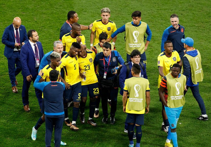 Los futbolistas de Ecuador lamentándose tras la eliminación en el Mundial (Foto: Reuters)