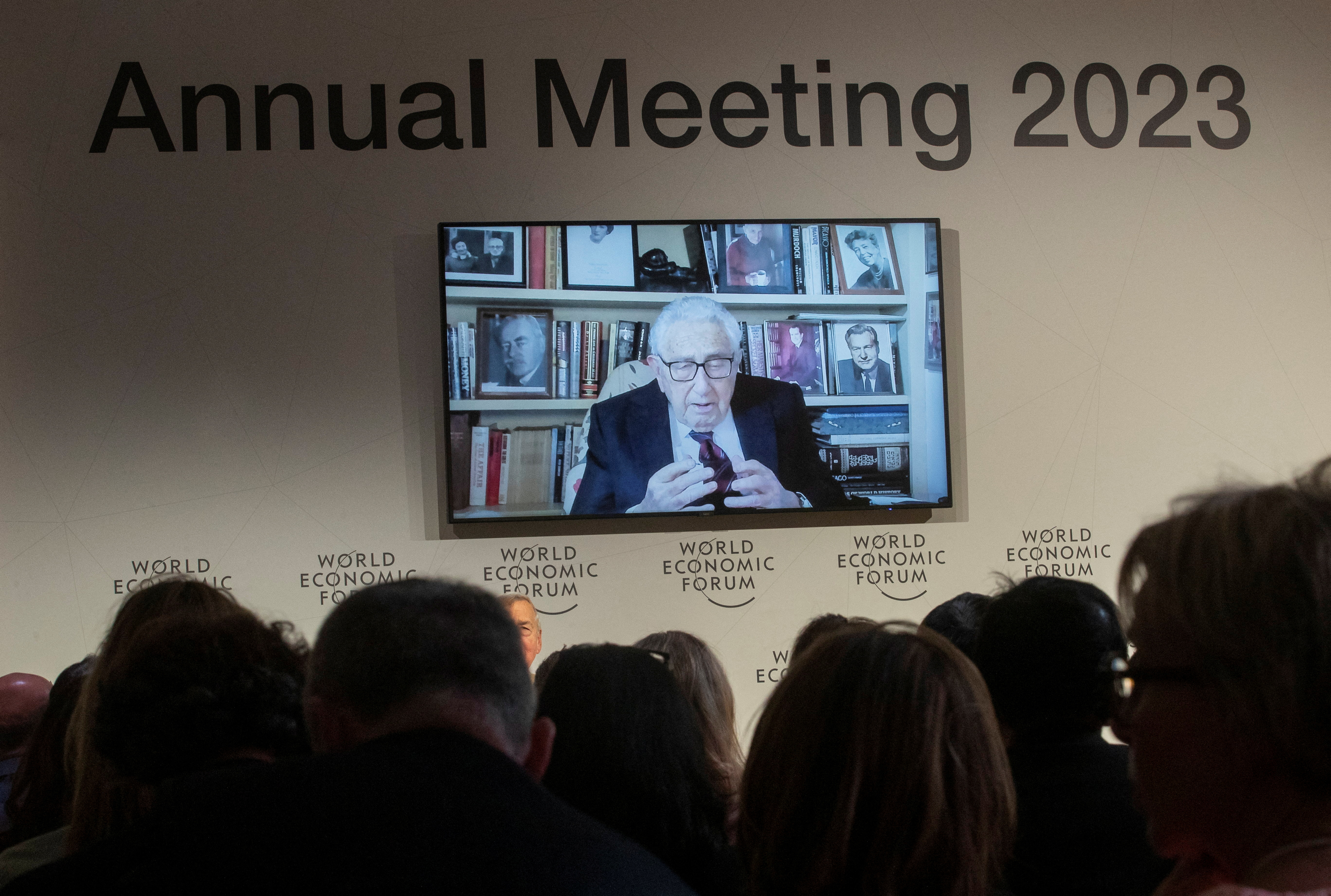 Henry Kissinger aparece en una pantalla mientras pronuncia un discurso en video a los participantes del Foro Económico Mundial (WEF) 2023, en el complejo alpino de Davos, Suiza, el 17 de enero de 2023 (REUTERS/Arnd WiegmannDavid Hume Kennerly- Gerald Biblioteca Presidencial R. Ford)

