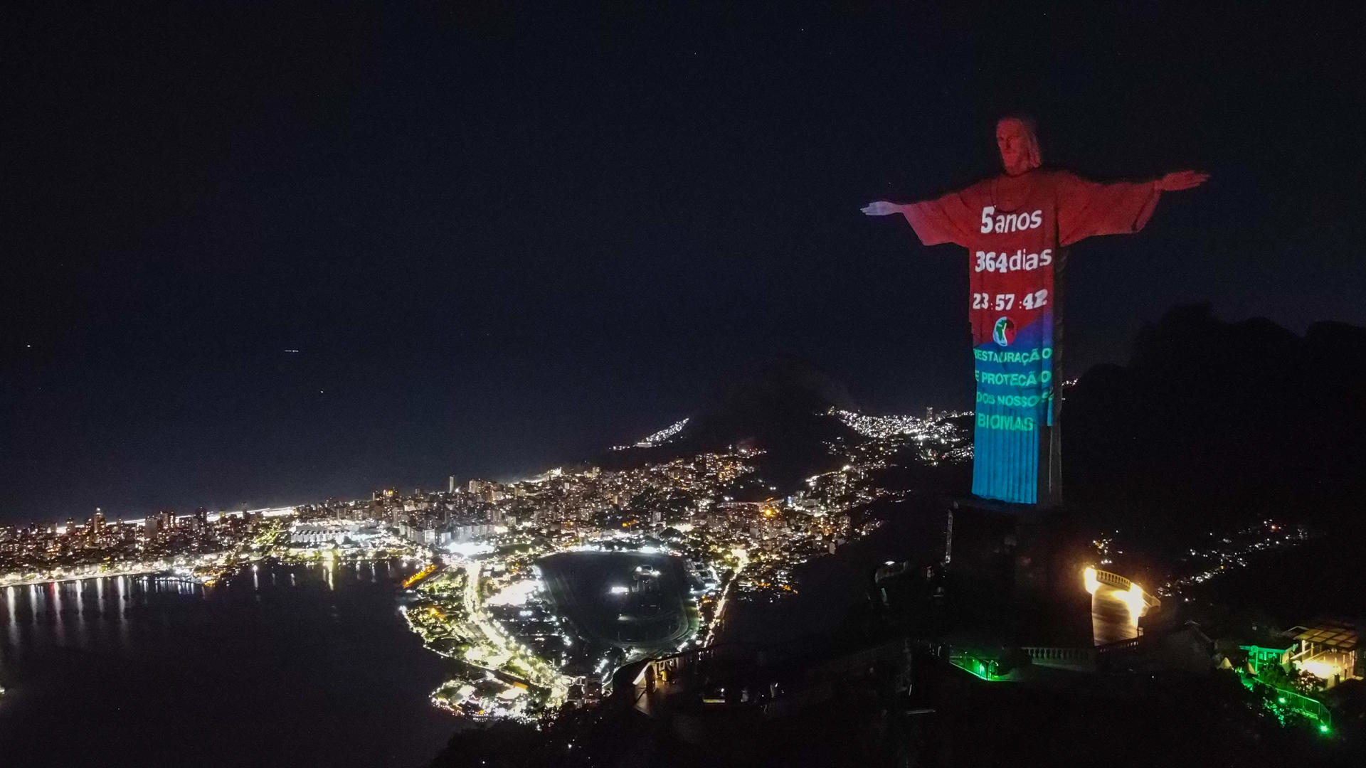 Menos de seis años para salvar el planeta: el mensaje del Reloj Climático que se iluminó en el Cristo Redentor de Brasil