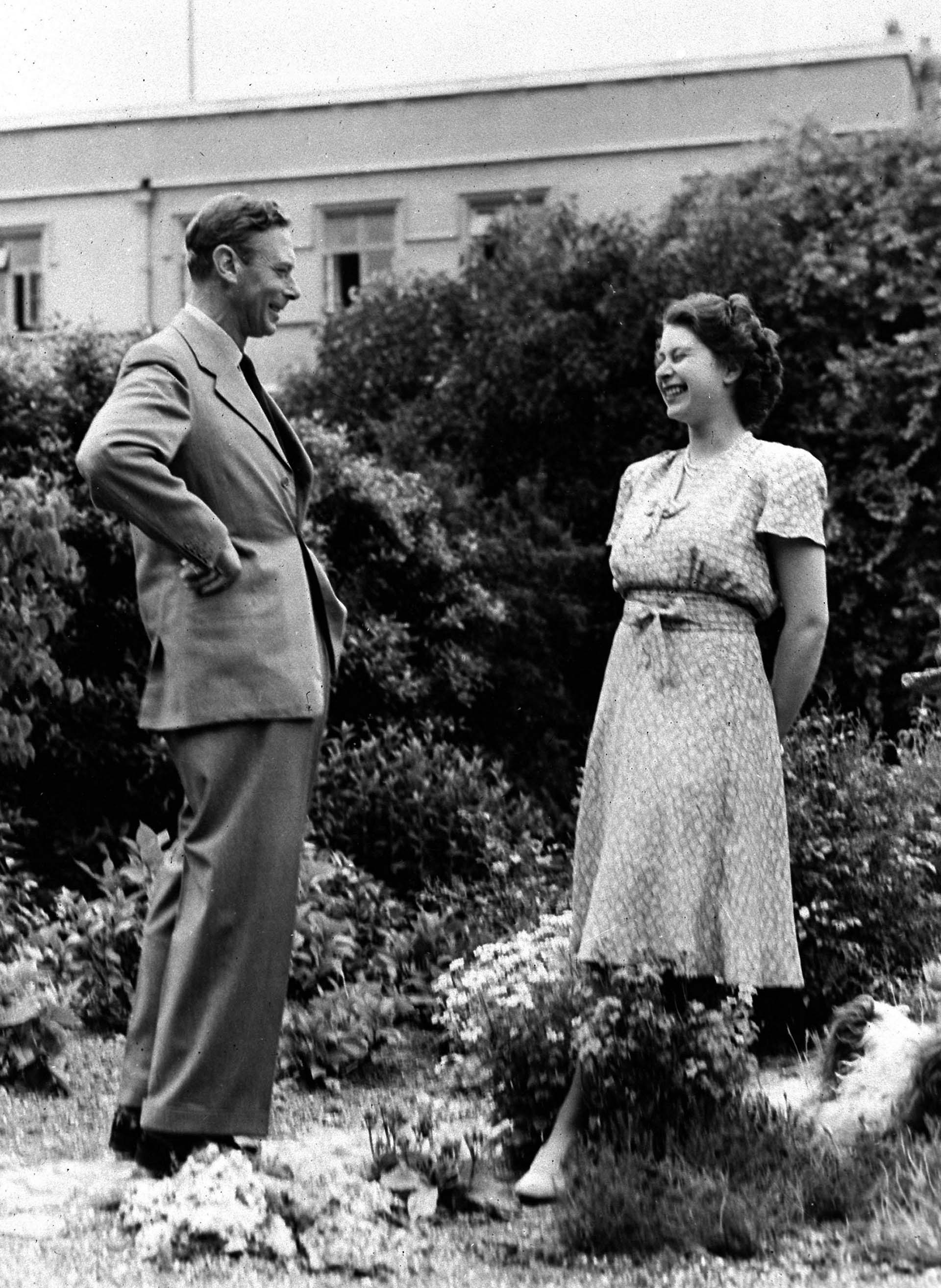 Junto a su adorado padre, disfrutando de una placida tarde de agosto de 1946 en los campos de Royal Lodge, en Windsor