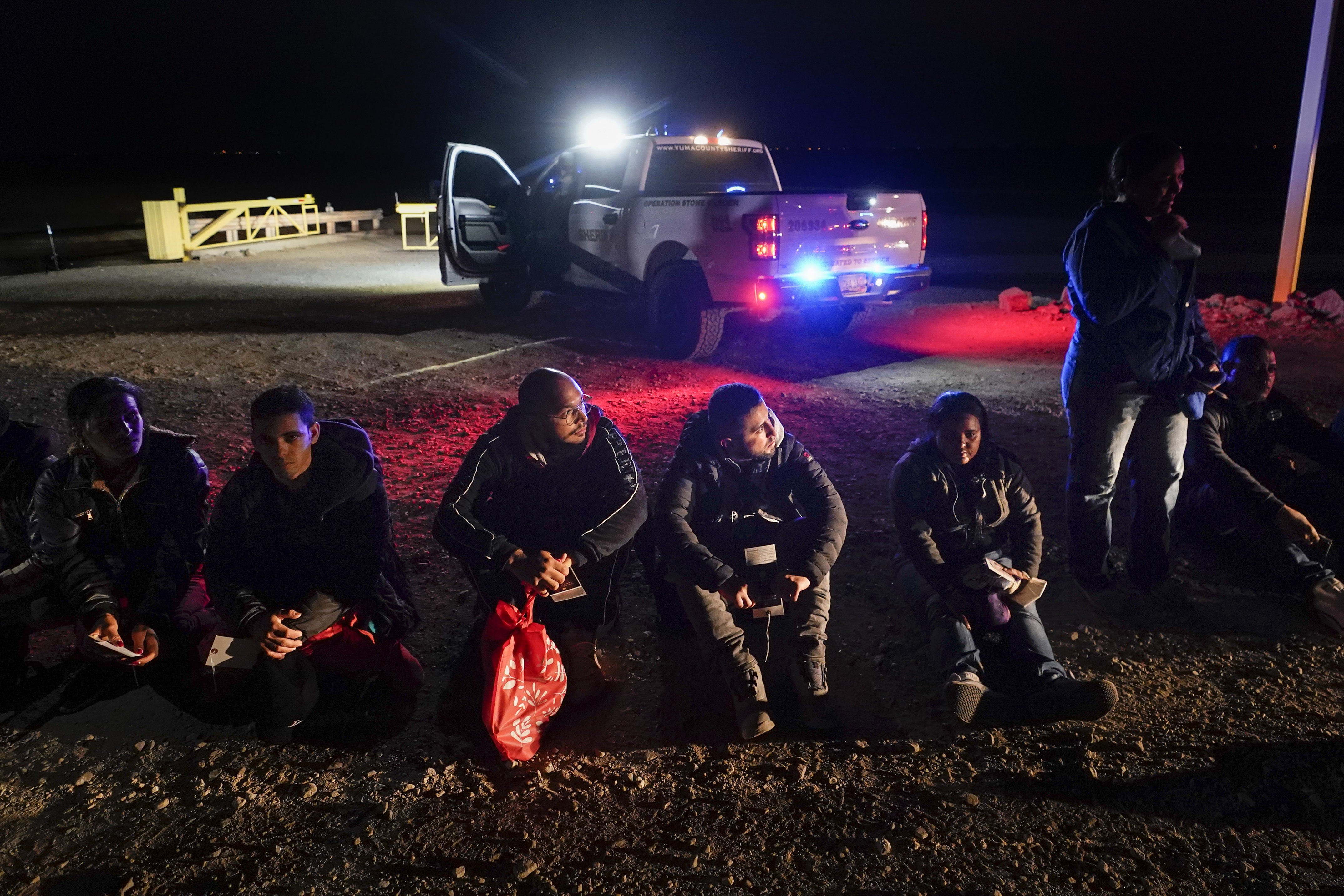 ARCHIVO - Varios migrantes esperan ser procesados por las autoridades estadounidense. (AP Foto/Gregory Bull, Archivo)