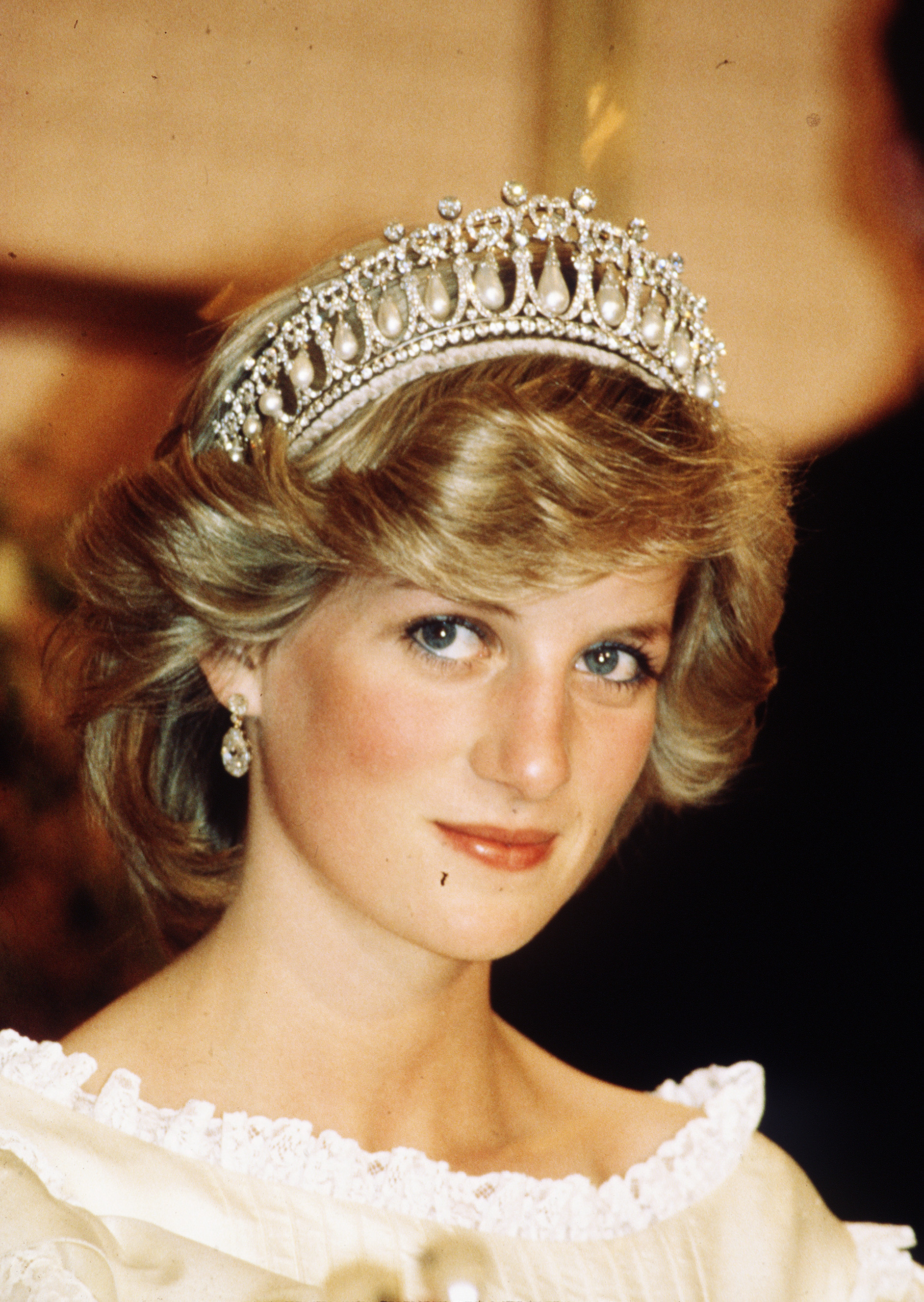 Al igual que Isabel II, Lady Di encontró en estos aros el complemento perfecto para algunas de las piezas más emblemáticas de su joyero, como la corona Spencer, su joya familiar más preciada (Getty Images)