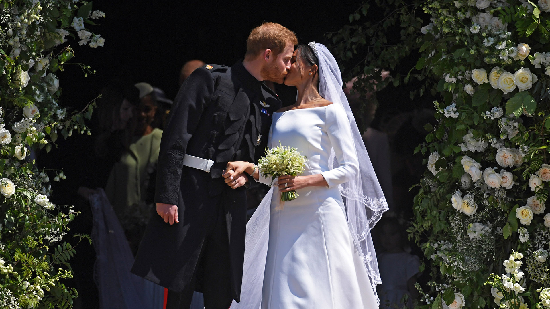El vestido de novia de Meghan Markle recibió buenas críticas por su sencillez, su velo era un homenaje al  Commonwealth.(Foto: EFE)