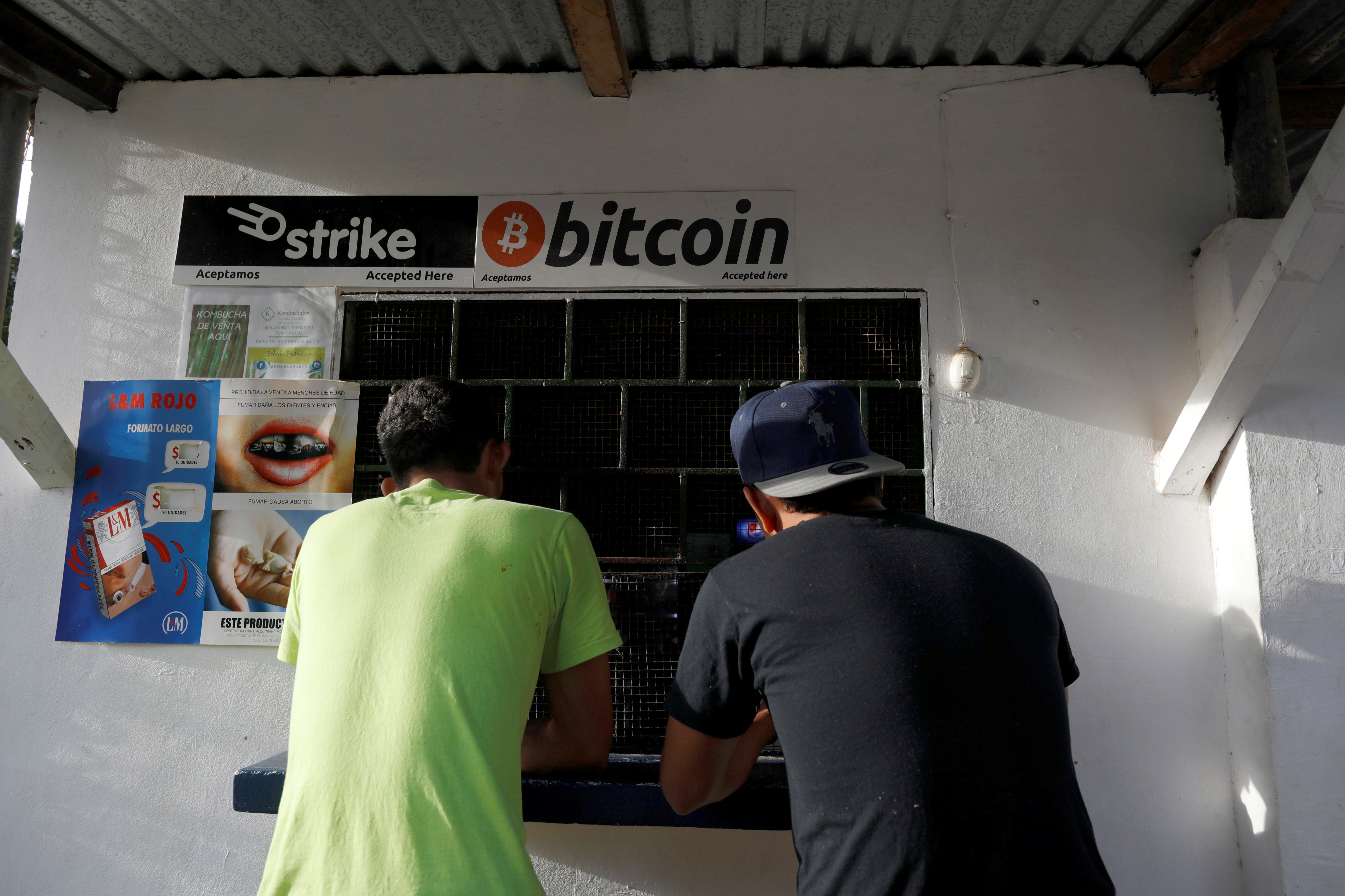 FOTO DE ARCHIVO: Hombres compran bocadillos en una tienda donde se aceptan bitcoins en la playa El Zonte en Chiltiupán, El Salvador, 16 de junio de 2021. REUTERS/José Cabezas/Foto de archivo