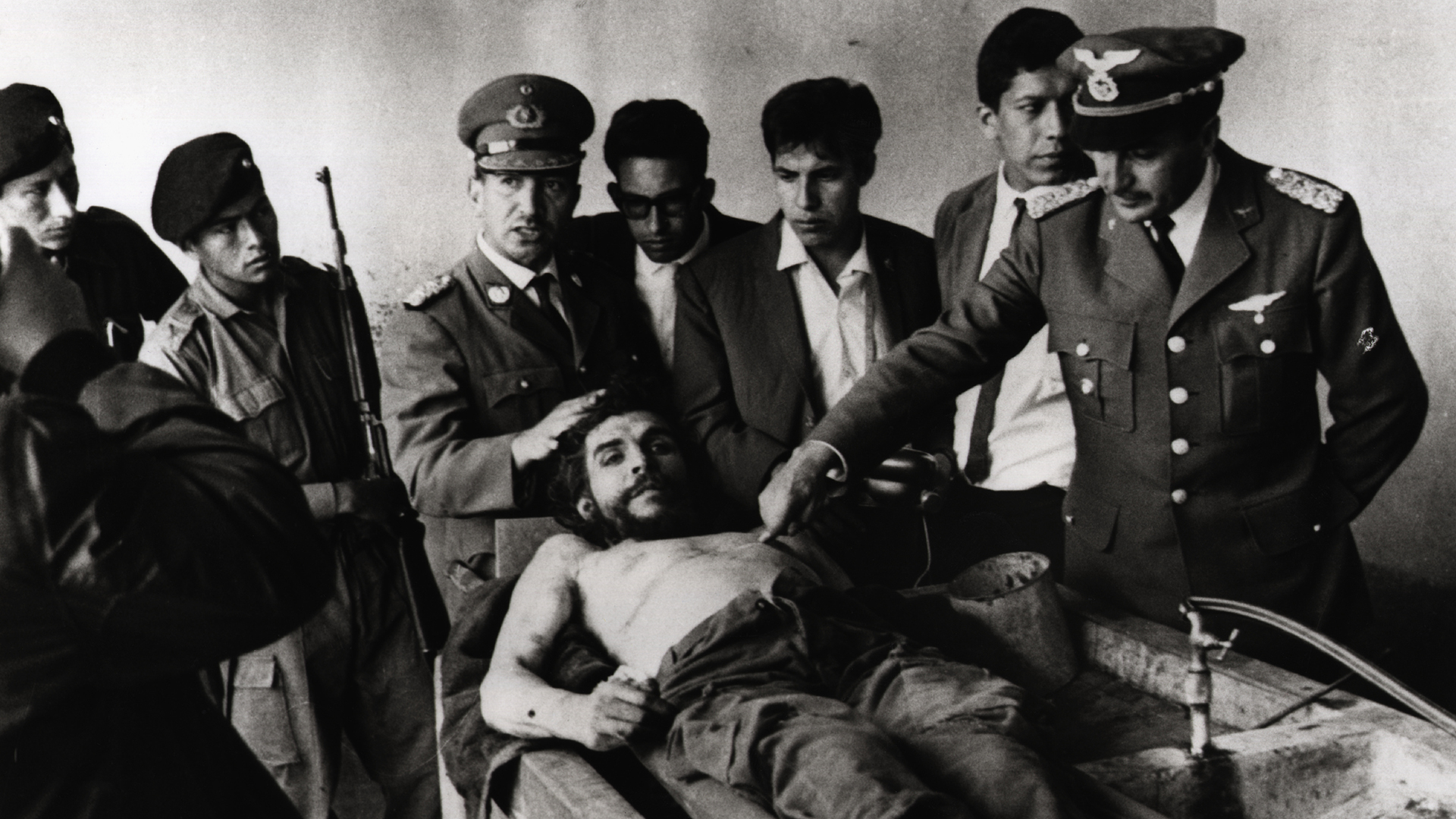 Soldados junto al cuerpo de Ernesto Guevara en 1967 (Getty Images)