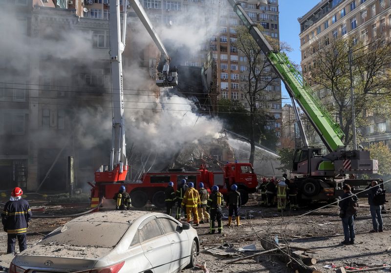 Un edificio residencial que quedó destruido tras un ataque con drones de Rusia en Kiev, Ucrania (REUTERS)