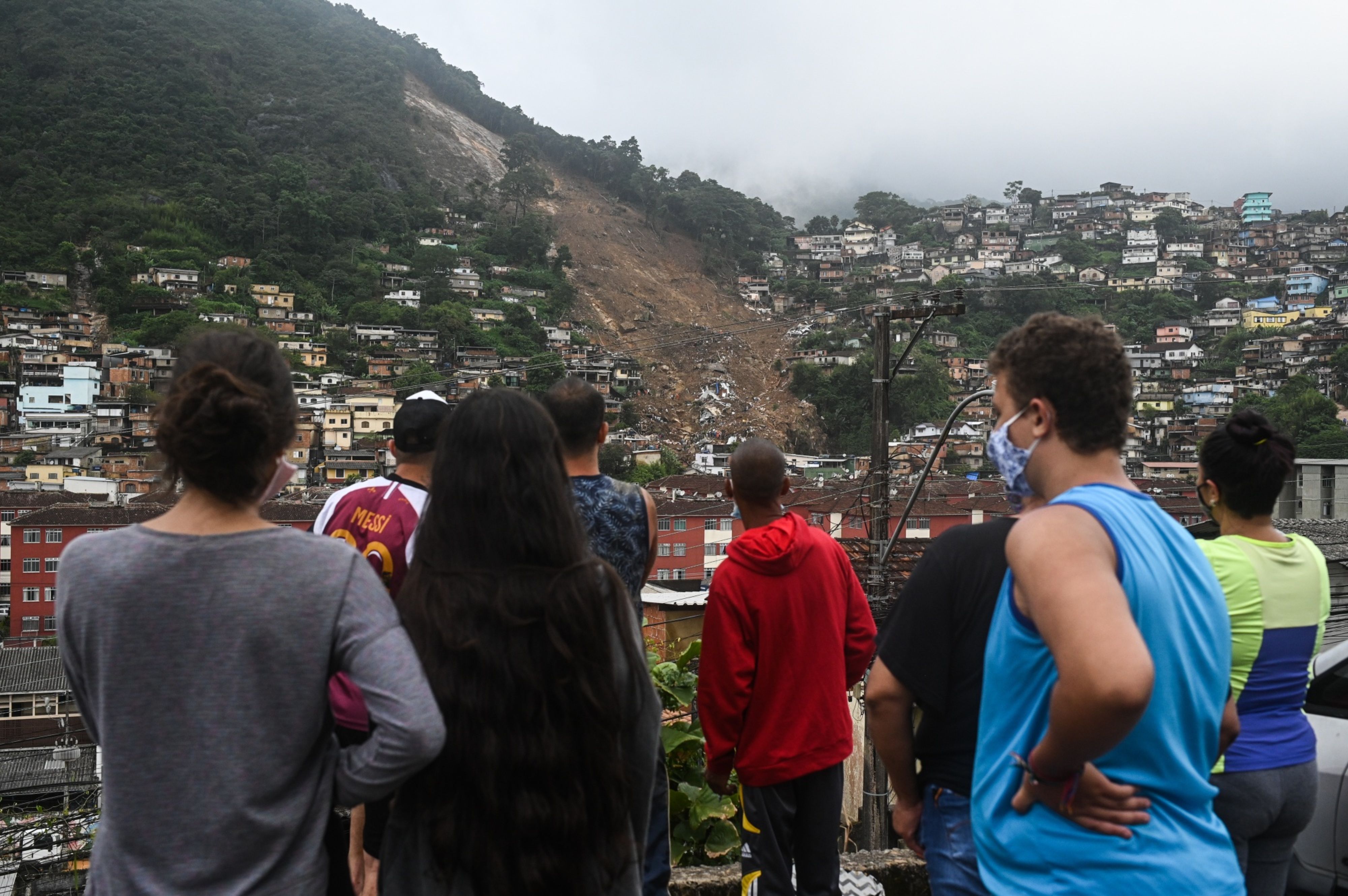 Los residentes observan una ladera dañada después de las fuertes lluvias (Bloomberg)