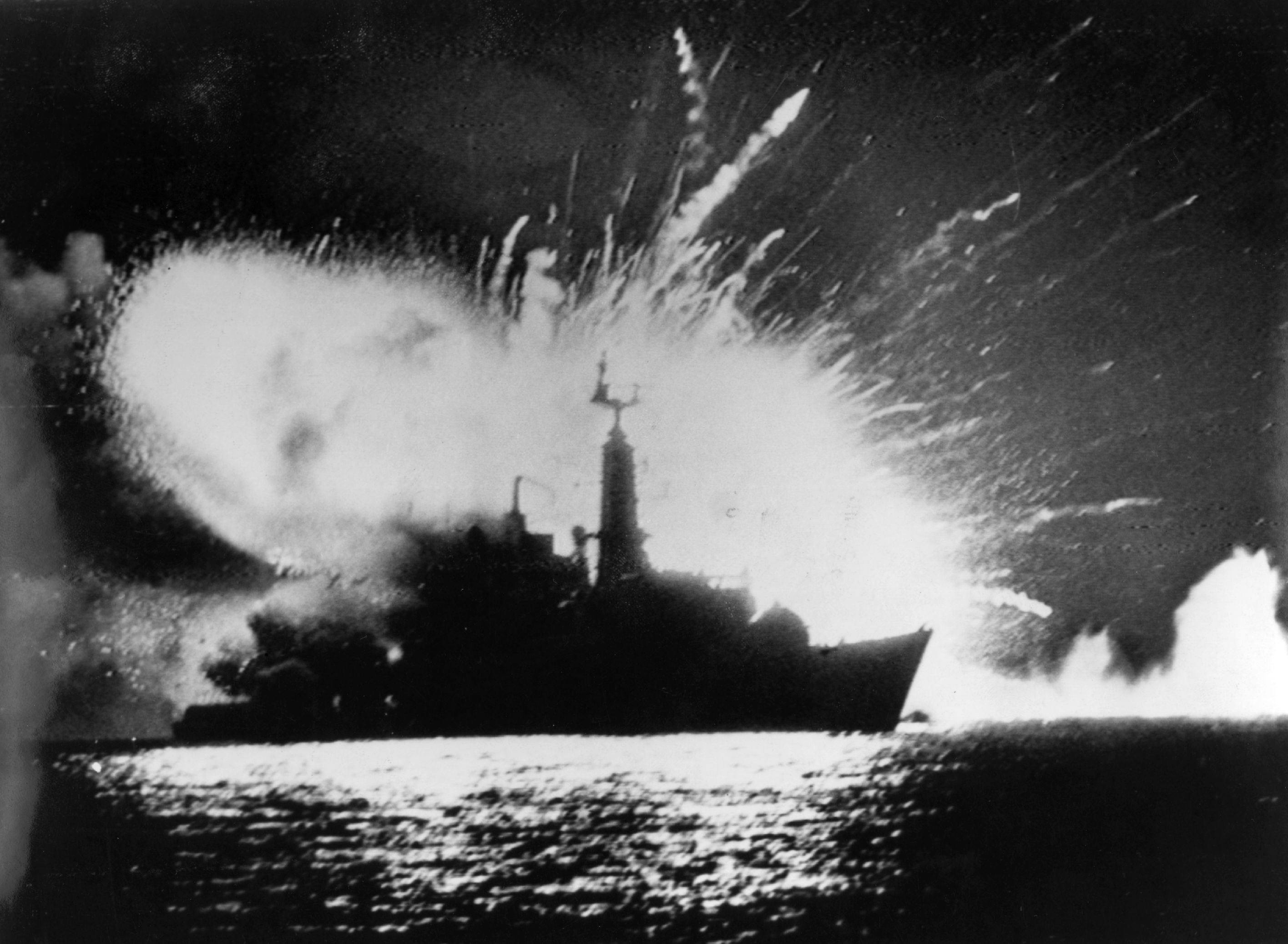 El 21 de mayo, miembros del HMS Antelope intentan desactivar bombas argentinas, que hacen explosión en el estrecho de San Carlos (Photo by Martin Cleaver/Pool/Getty Images)(Photo by Martin Cleaver/Pool/Getty Images)