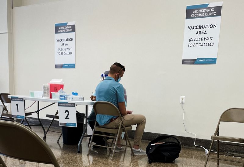 Imagen de archivo. Un hombre recibe una dosis de la vacuna contra la viruela del mono Jynneos como parte de la primera campaña de vacunación de DC Health en Washington, Estados Unidos. 28 de junio de 2022. REUTERS/Gavino Garay