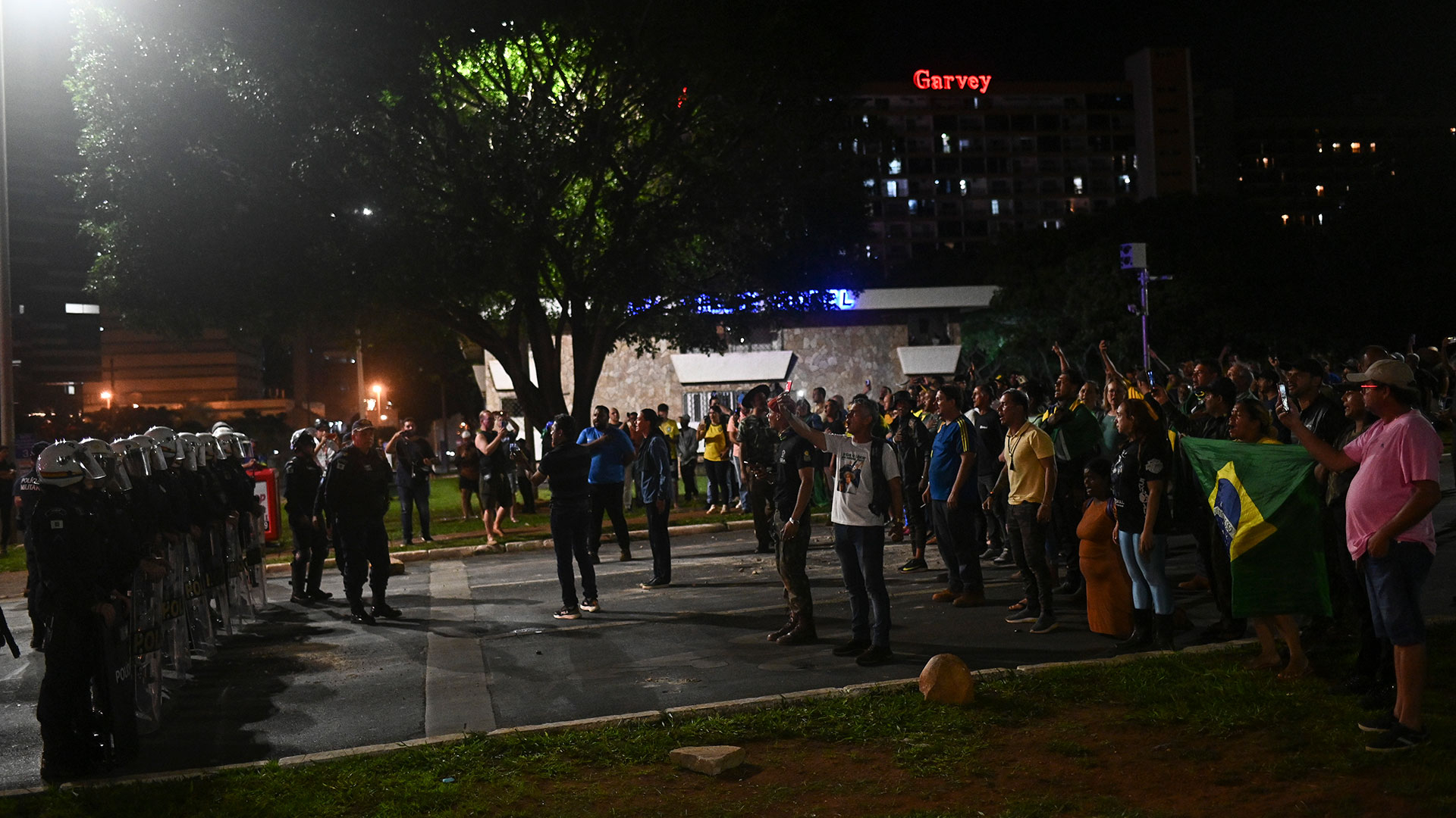 Policías intentaron hace tres días dispersar hoy una manifestación de seguidores del saliente presidente de Brasil, Jair Bolsonaro, en Brasilia (Brasil) (EFE/ANDRÉ BORGES)
