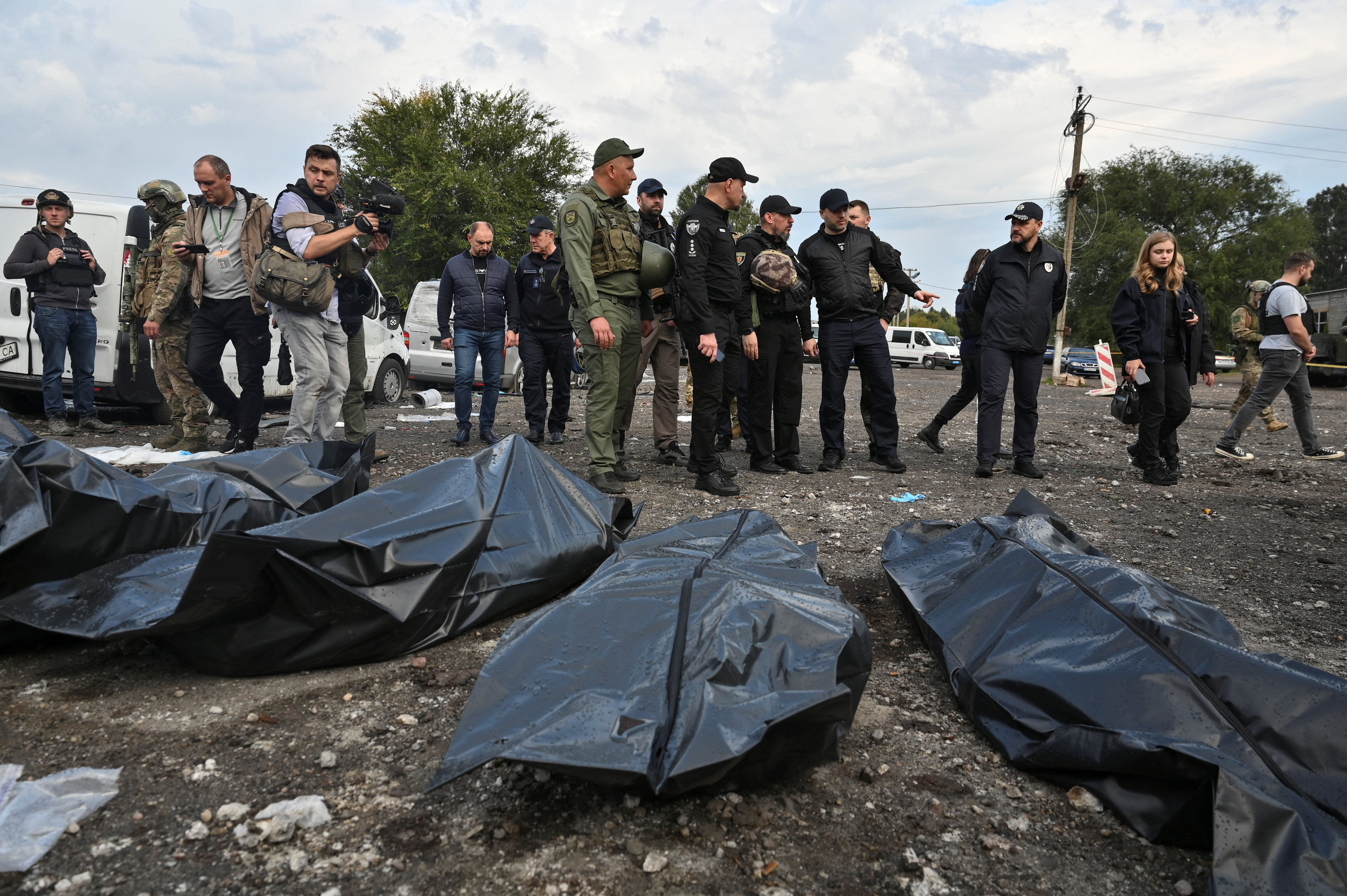 El ministro del Interior ucraniano, Denys Monastyrskyi, se encuentra junto a los cuerpos cubiertos de las personas muertas por un ataque de misiles rusos en Zaporizhzhia, Ucrania 30 de septiembre de 2022. REUTERS/Stringer

