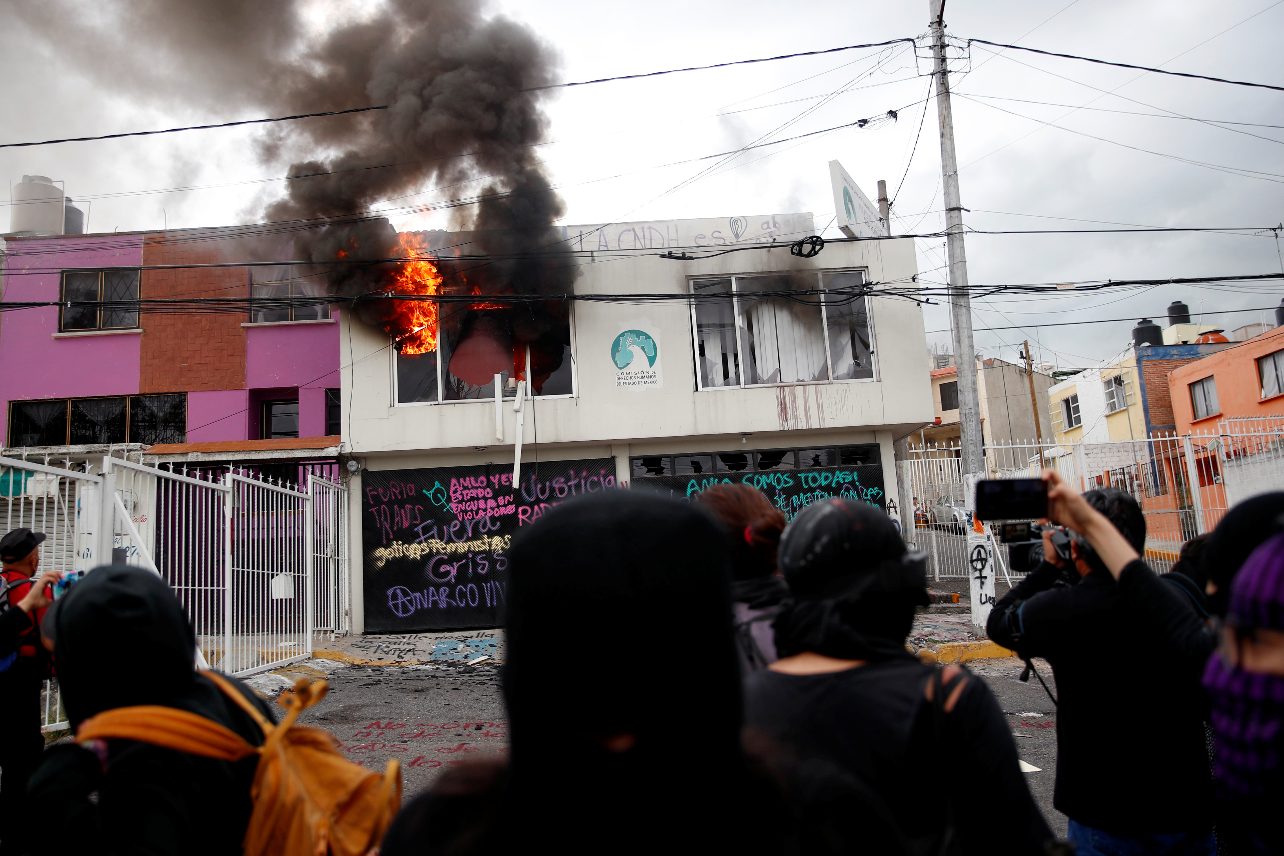 Policías desalojaron violentamente el viernes una sede local de derechos humanos en México que había sido ocupada por mujeres y que forma parte de recientes tomas de instalaciones en el país en protesta por la violencia y los feminicidios que siguen al alza, denunciaron activistas. Foto del 11 de septiembre de 2020.