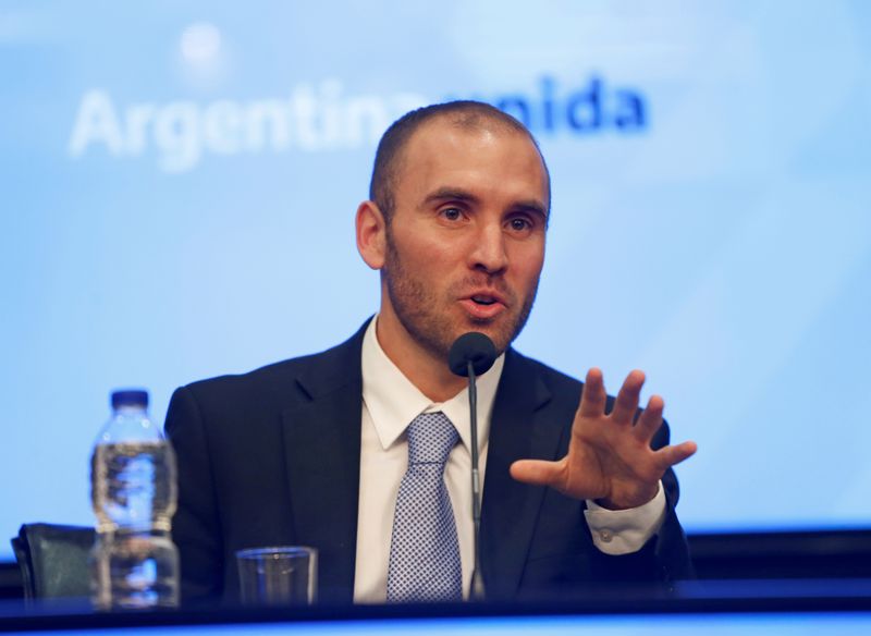 El ministro Martín Guzmán vende dólares baratos con bonos que pagan una tasa sideral (Reuters)