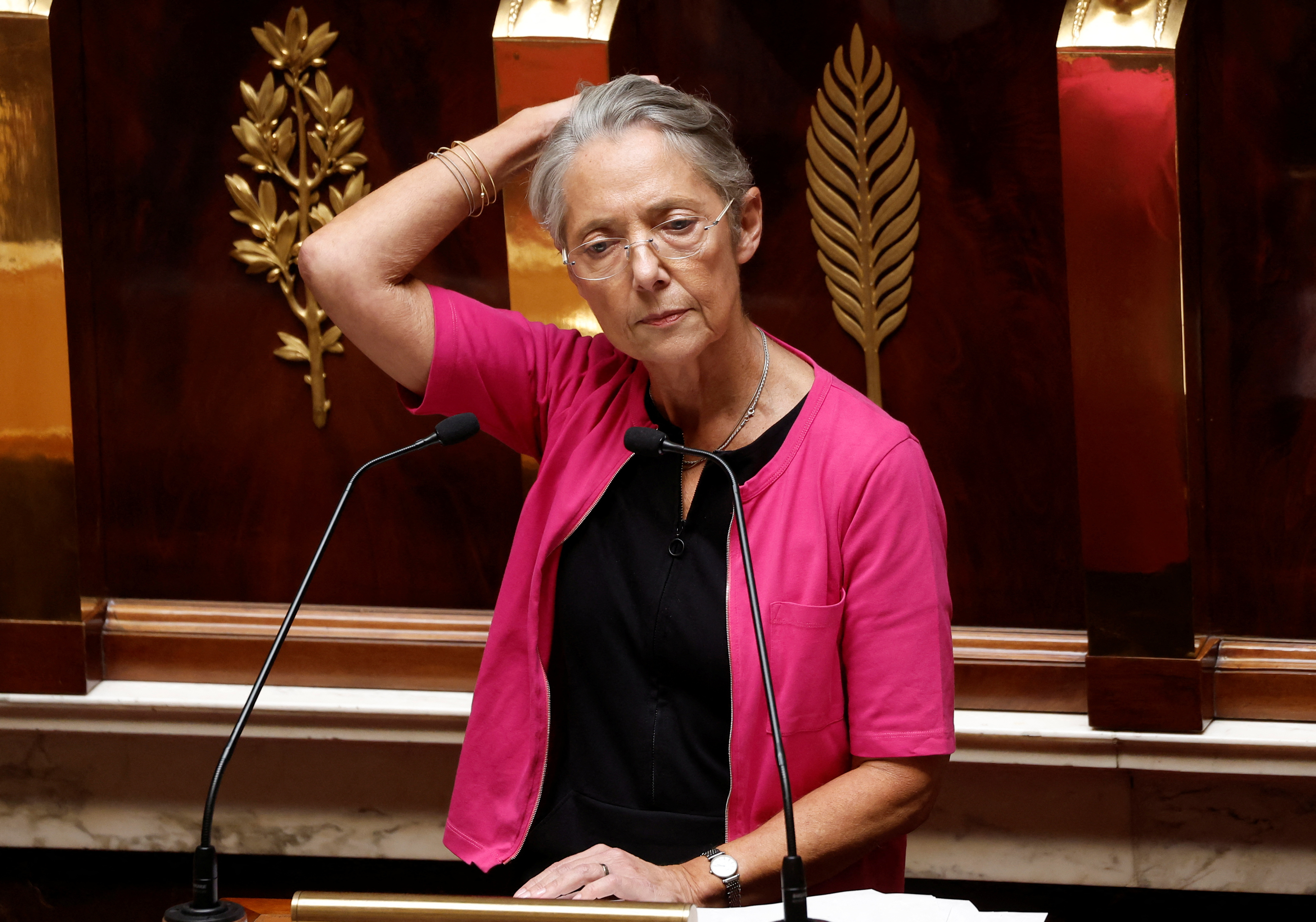 Il primo ministro francese Elizabeth Bourne fa gesti mentre pronuncia un discorso di politica pubblica all'Assemblea nazionale di Parigi, Francia, 6 luglio 2022. REUTERS/Benoit Tessier