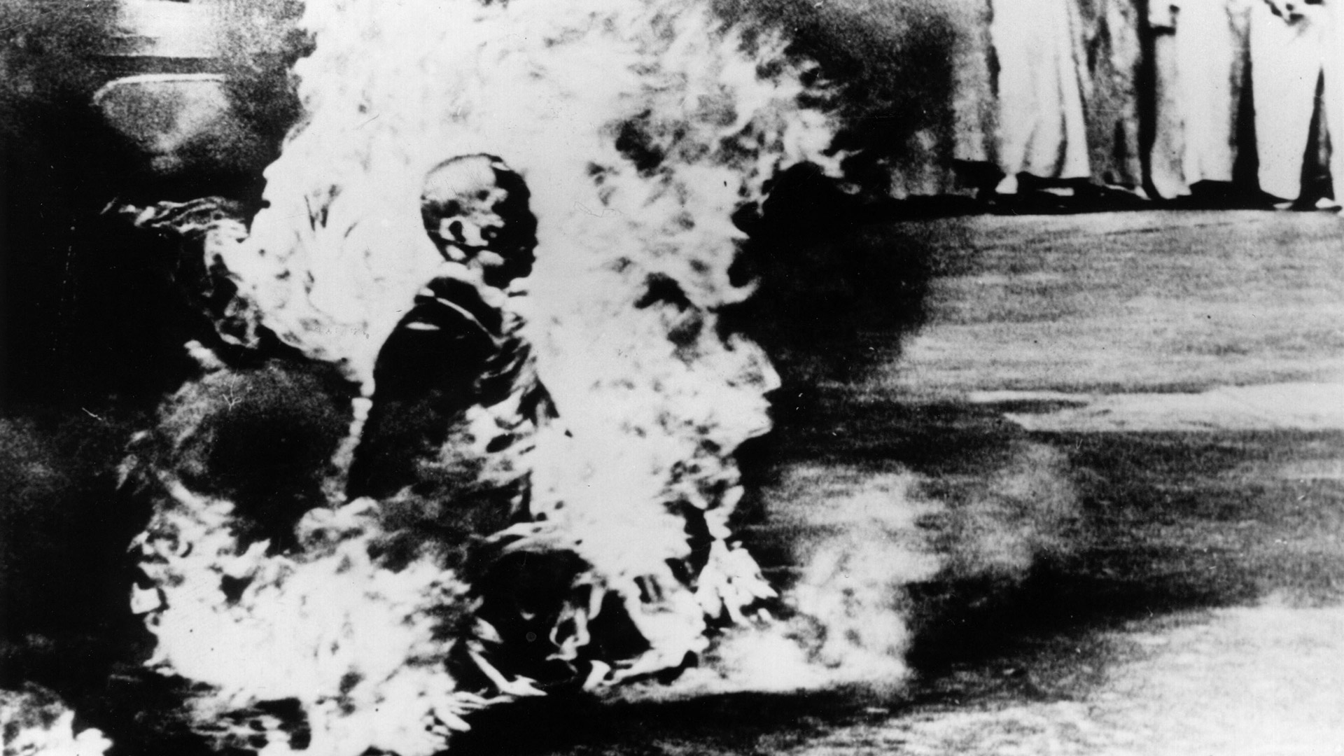 11 June 1963: El monje budista Thich Quang Duc realiza's ultimatum protest in Saigón prendiéndose fuego (Photo by Keystone / Getty Images)