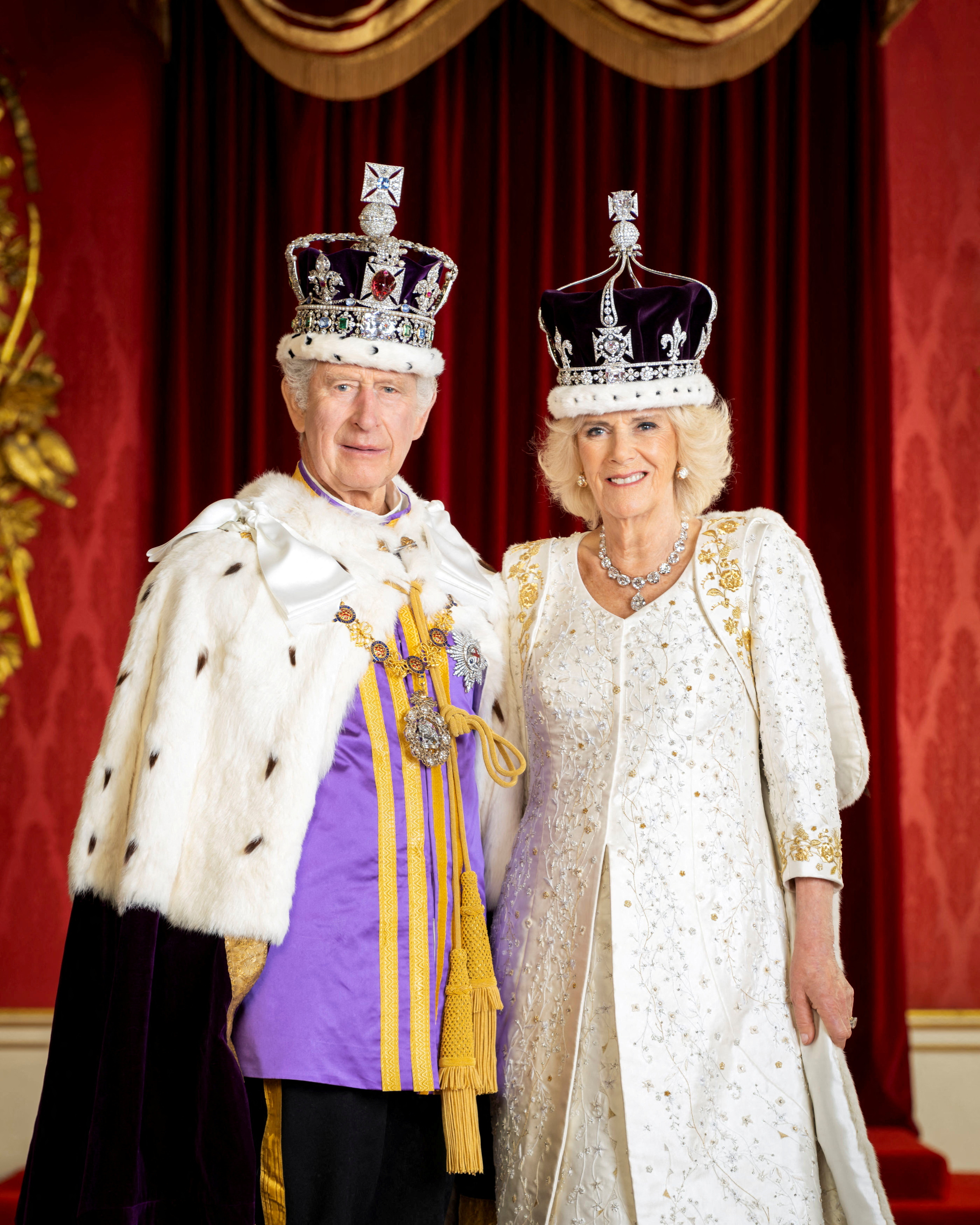 El rey Carlos y la reina Camila de Gran Bretaña aparecen en la Sala del Trono del Palacio de Buckingham, Londres, Gran Bretaña, en esta foto disponible el 8 de mayo de 2023. Hugo Burnand/Royal House 2023/Folleto a través de REUTERS 