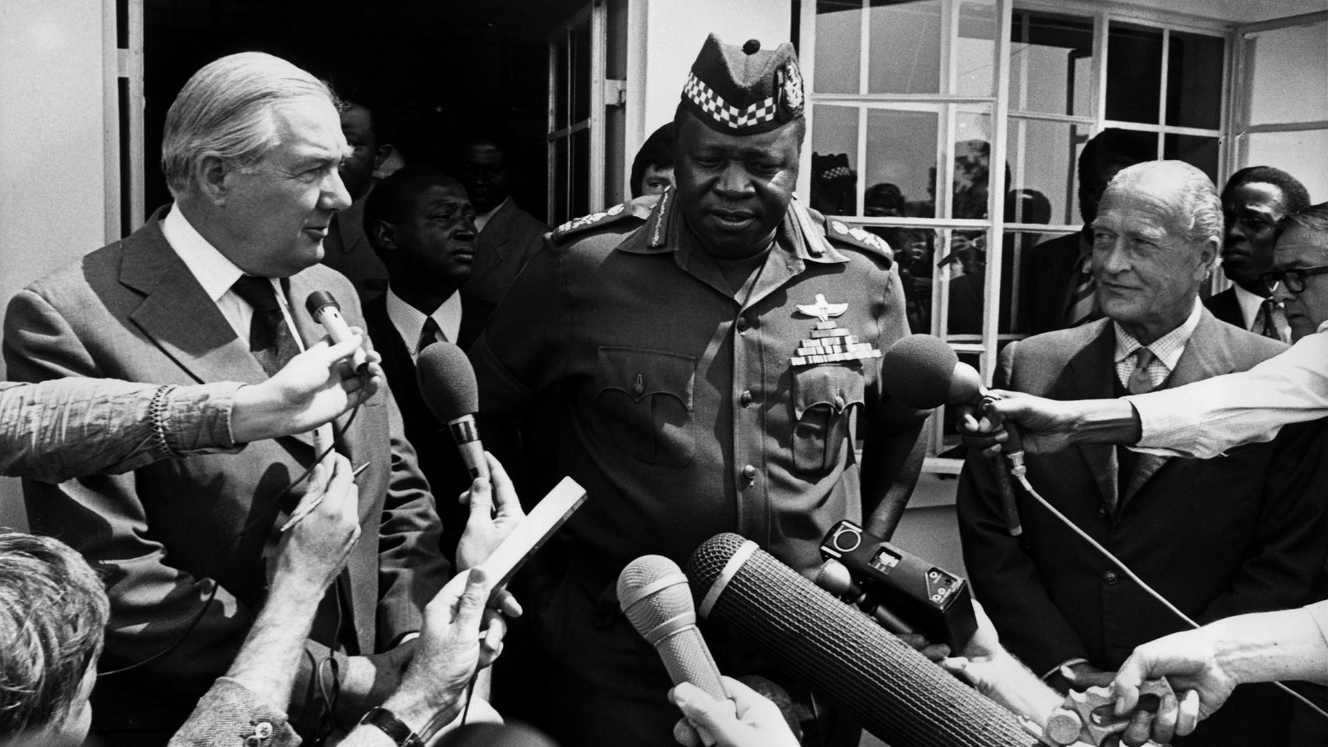 Después de la intervención de la Reina Isabel, el escritor británico James Hill fue perdonado por Idi Amin, que lo había sentenciado a muerte. A la derecha, el cancilles James Callaghan  CAMERA PRESS/Camerapix.  