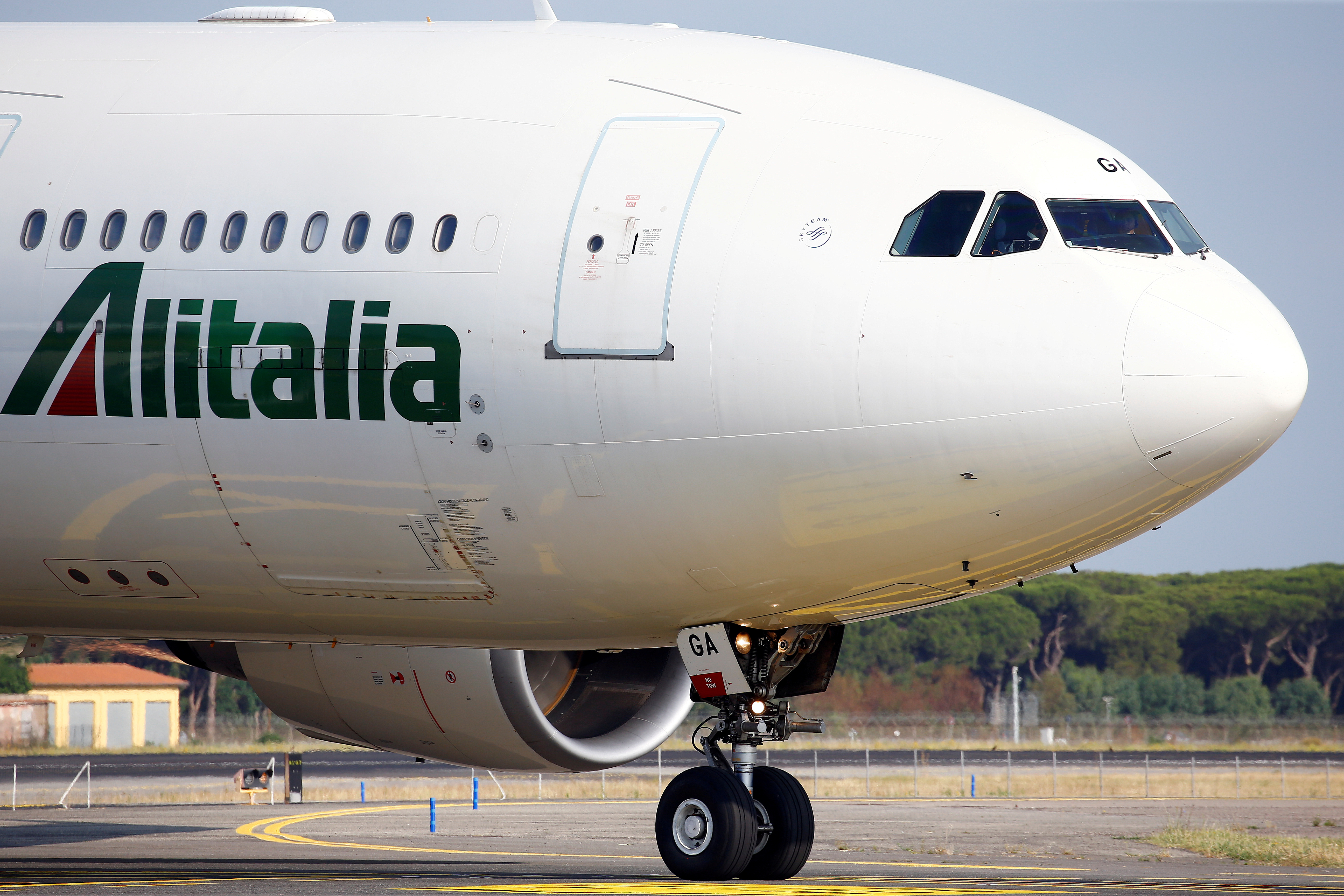 La tradicional aerolínea cambiará su nombre por ITA y pasará a ser 100% propiedad del estado italiano. REUTERS/Stefano Rellandini/File Photo