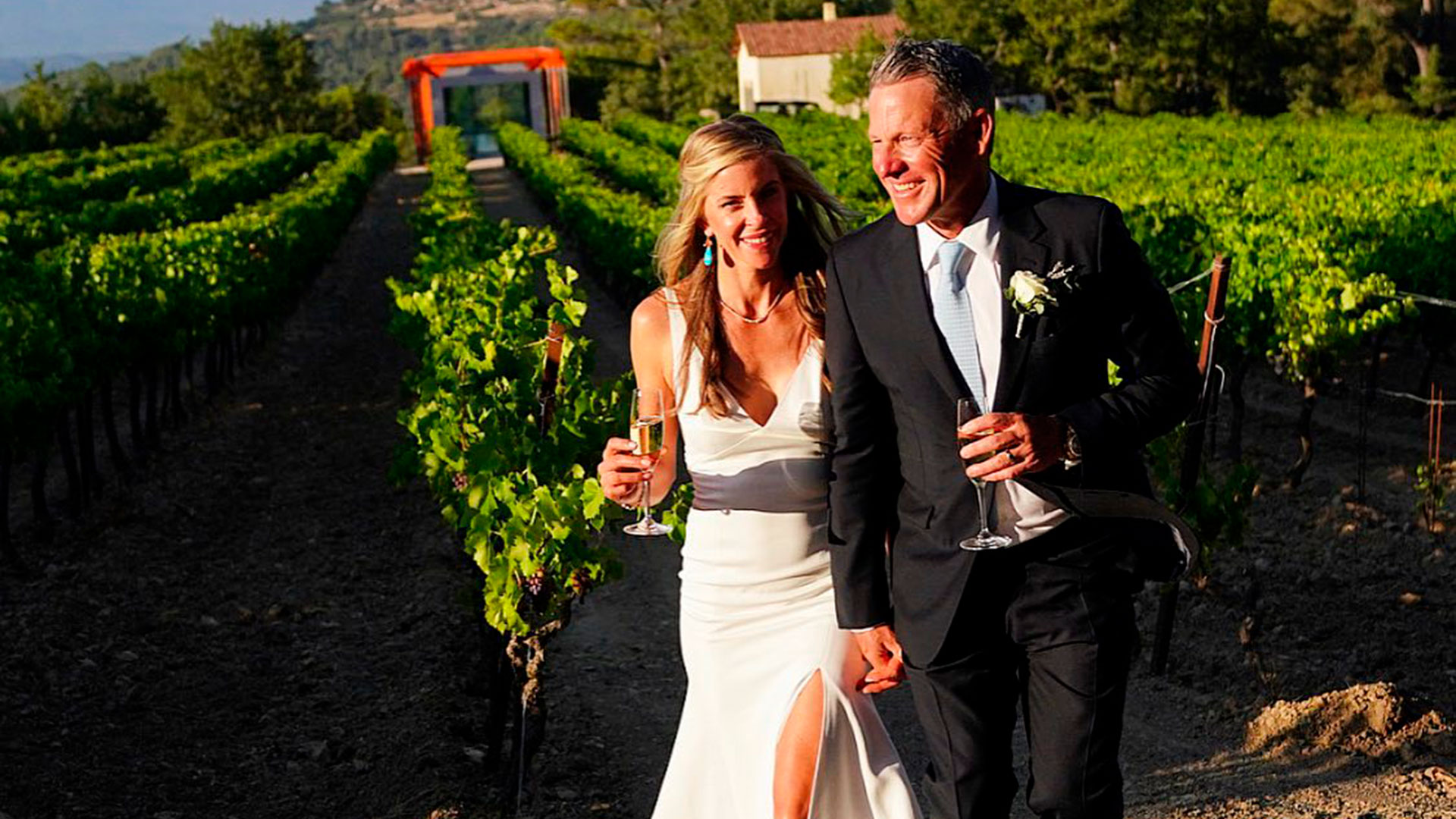     Lance Armstrong with his new wife Anna Hansen (@lancearmstrong)
