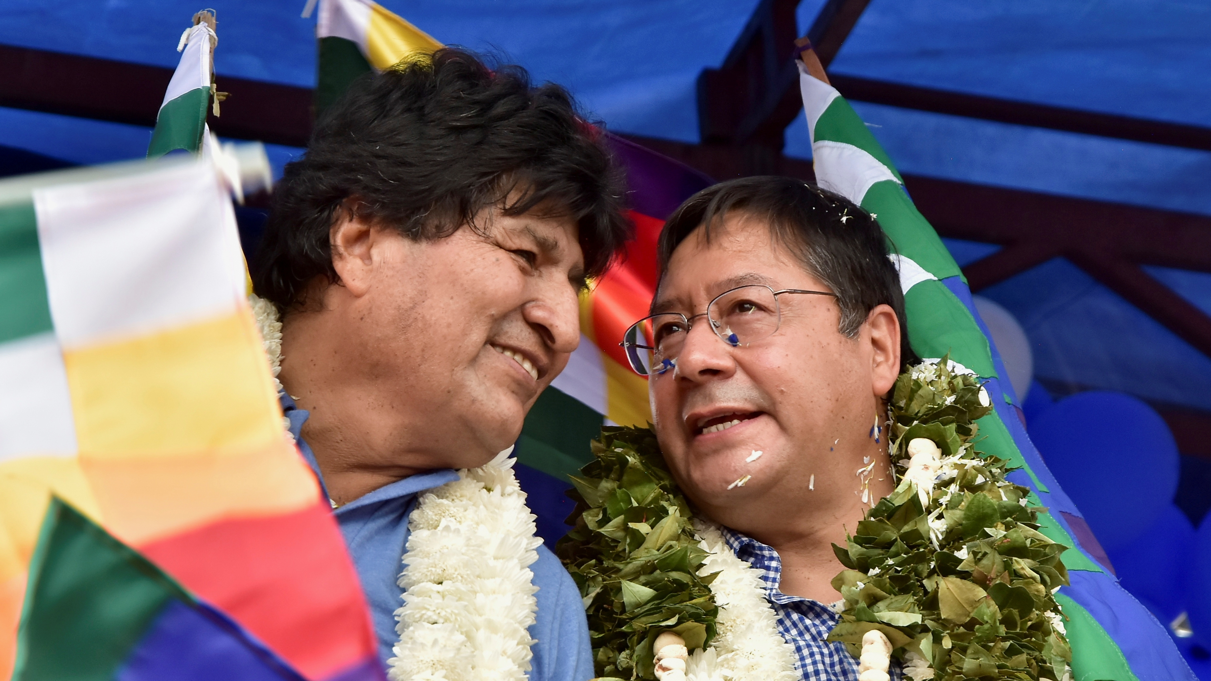 El presidente de Bolivia Luis Arce (R) y el expresidente Evo Morales participan en una reunión de cocaleros de la Federación del Trópico de Cochabamba (FTC) de la región del Chapare, en apoyo a Arce, en Shinahota, Bolivia 11 de noviembre de 2021. REUTERS/ patricia pinto