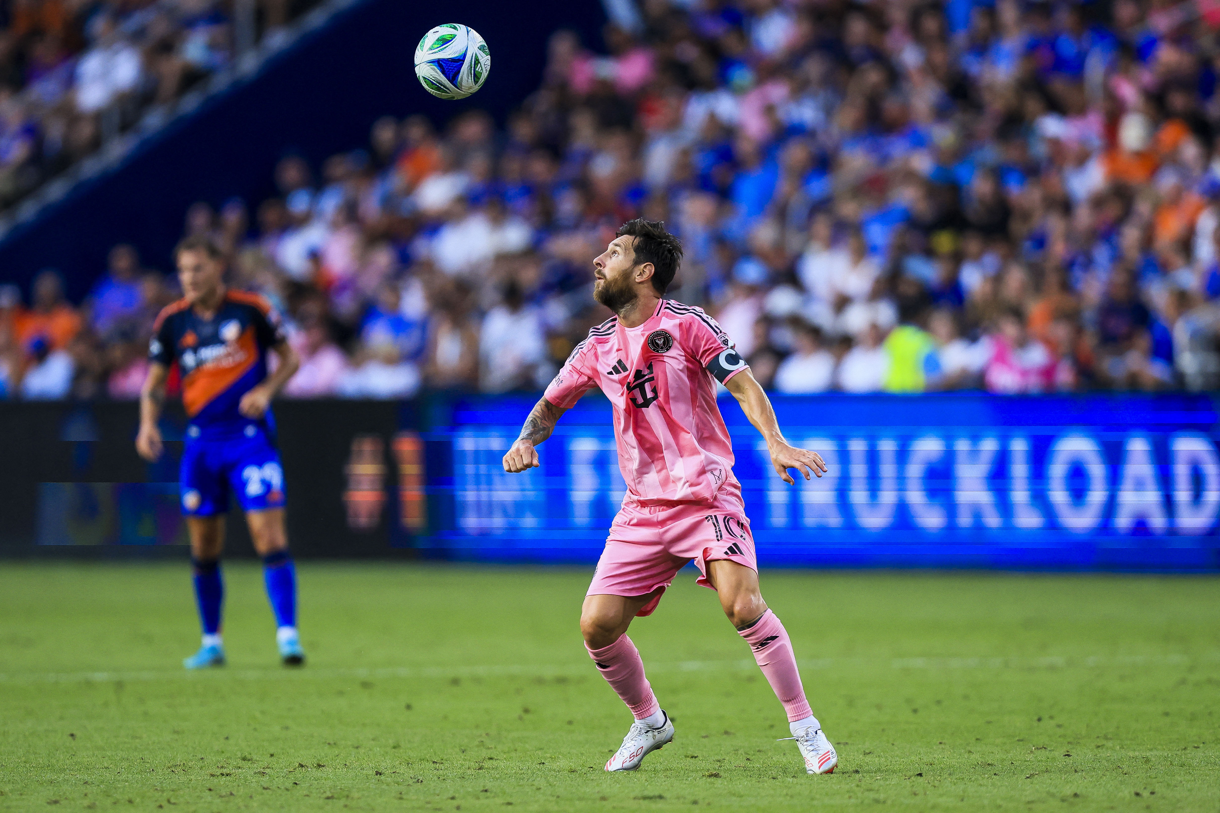 Pinceladas con Lucho Suárez y Jordi Alba, tres chances concretas y gestos de fastidio: el partido de Messi en la caída de Inter Miami