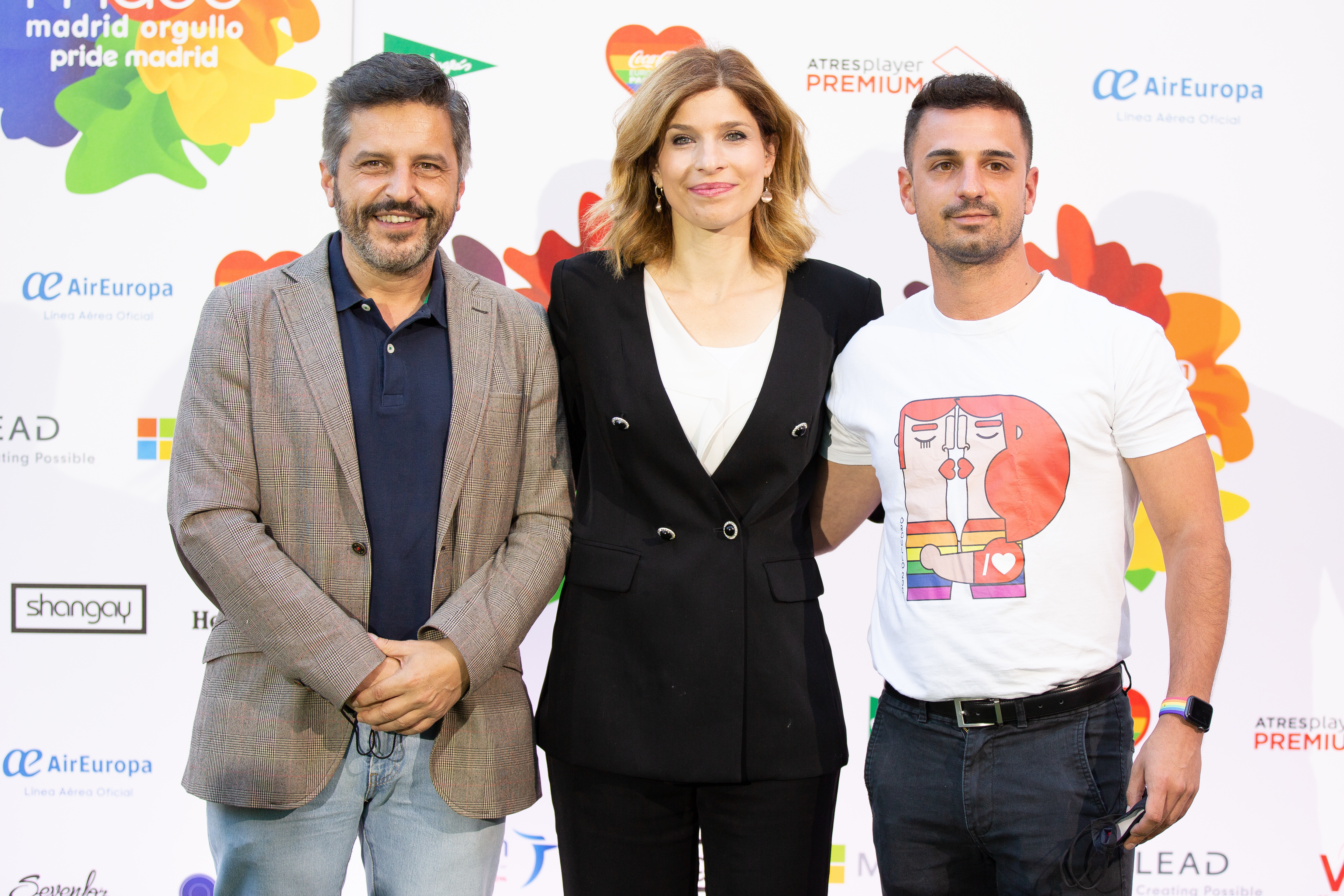 Rivero junto a la ascendente política socialista Hana Jalloul Muro (centro), durante un festejo por el Mes del Orgullo el año pasado (Patricia J. Garcinuno/Getty Images)