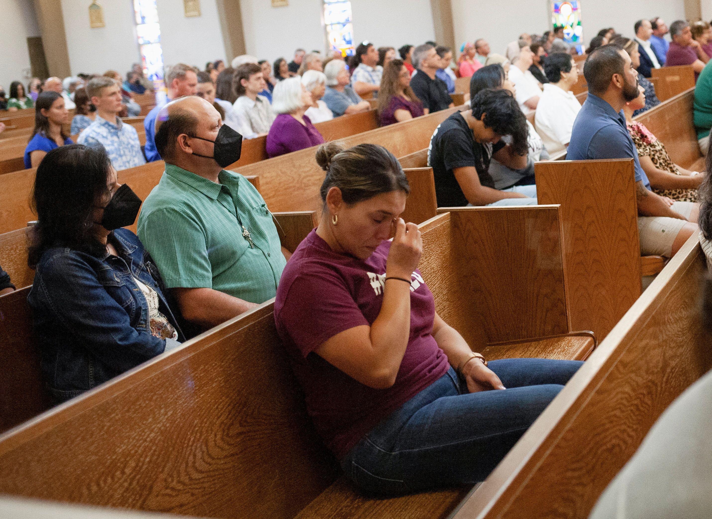 Los fieles se reúnen para una misa en la iglesia católica del Sagrado Corazón en Uvalde, Texas, Estados Unidos, el 25 de mayo de 2022. REUTERS/Nuri Vallbona
