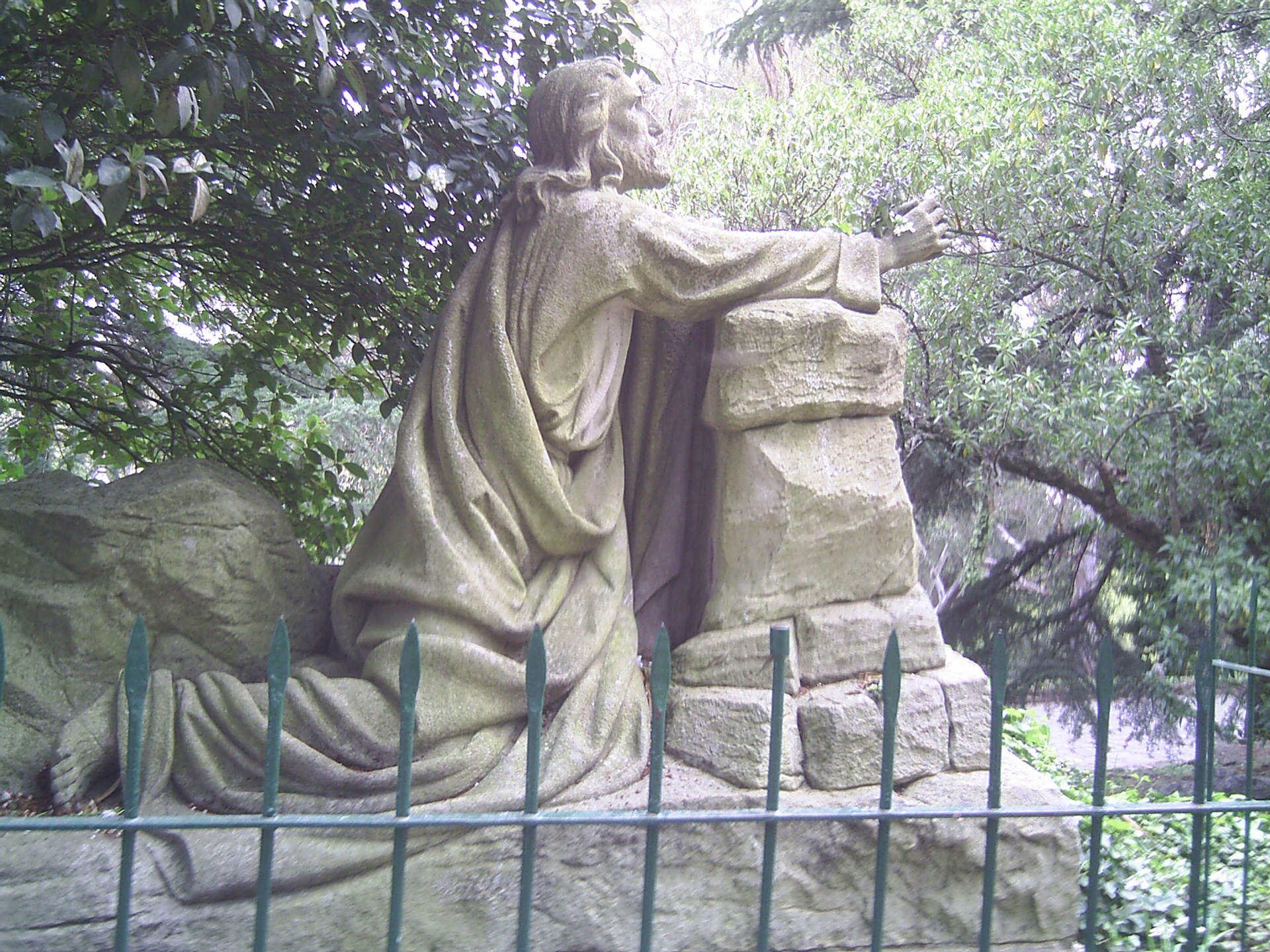 Jesús reza en el Monte de los Olivos, la primera estación del Calvario de Tandil (Wikipedia: Ezarate)