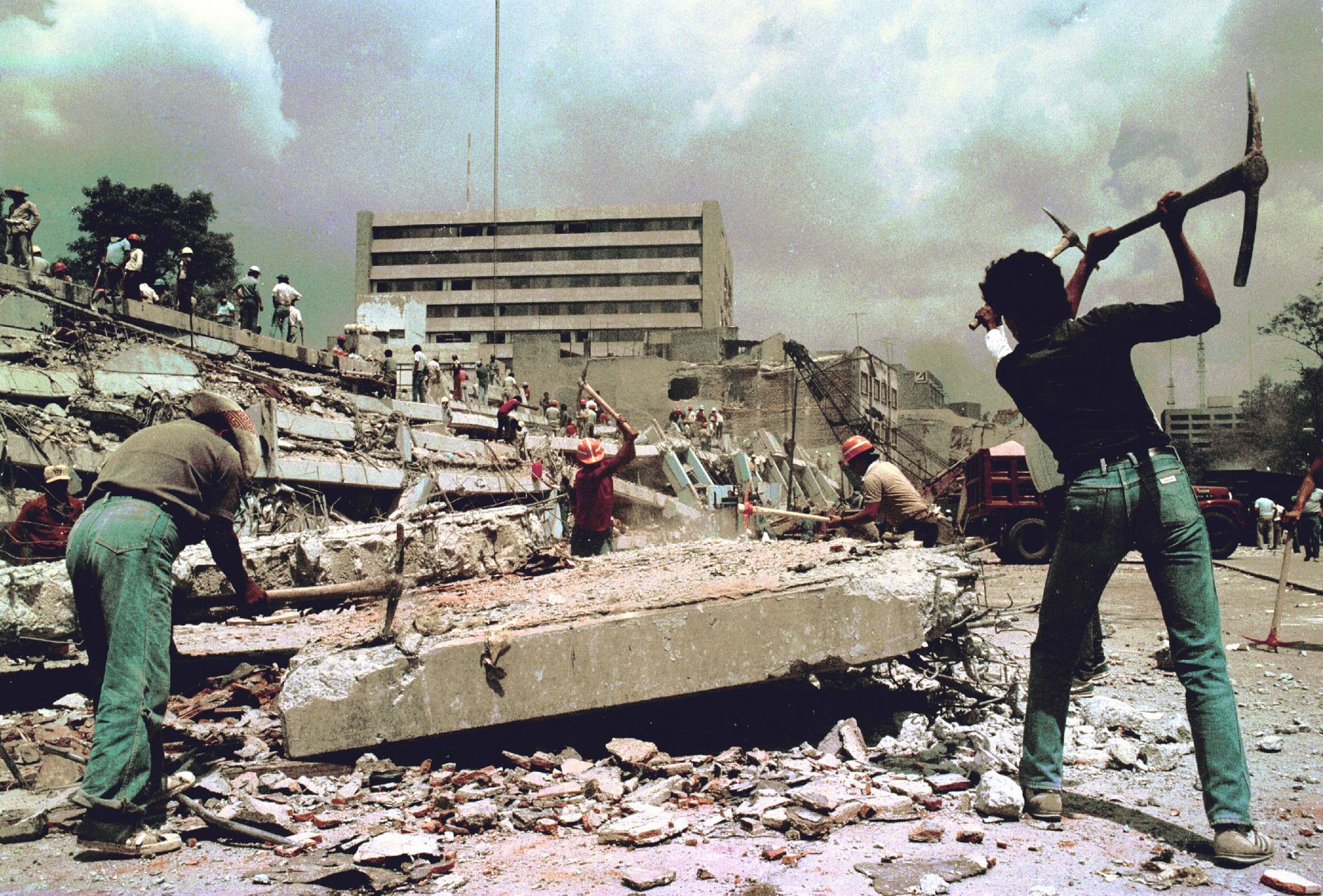 En 1985 la sociedad civil se organizó para remover los escombros por su cuenta ante las carencias de las autoridades. (FOTO: PEDRO VALTIERRA/CUARTOSCURO).