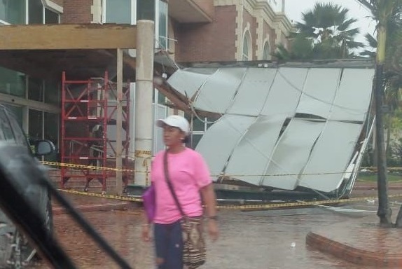 Imagen del colapso del techo del Hotel Dann Carlton en Barranquilla por cuenta de las fuertes lluvias. /Twitter @LeoLoDice