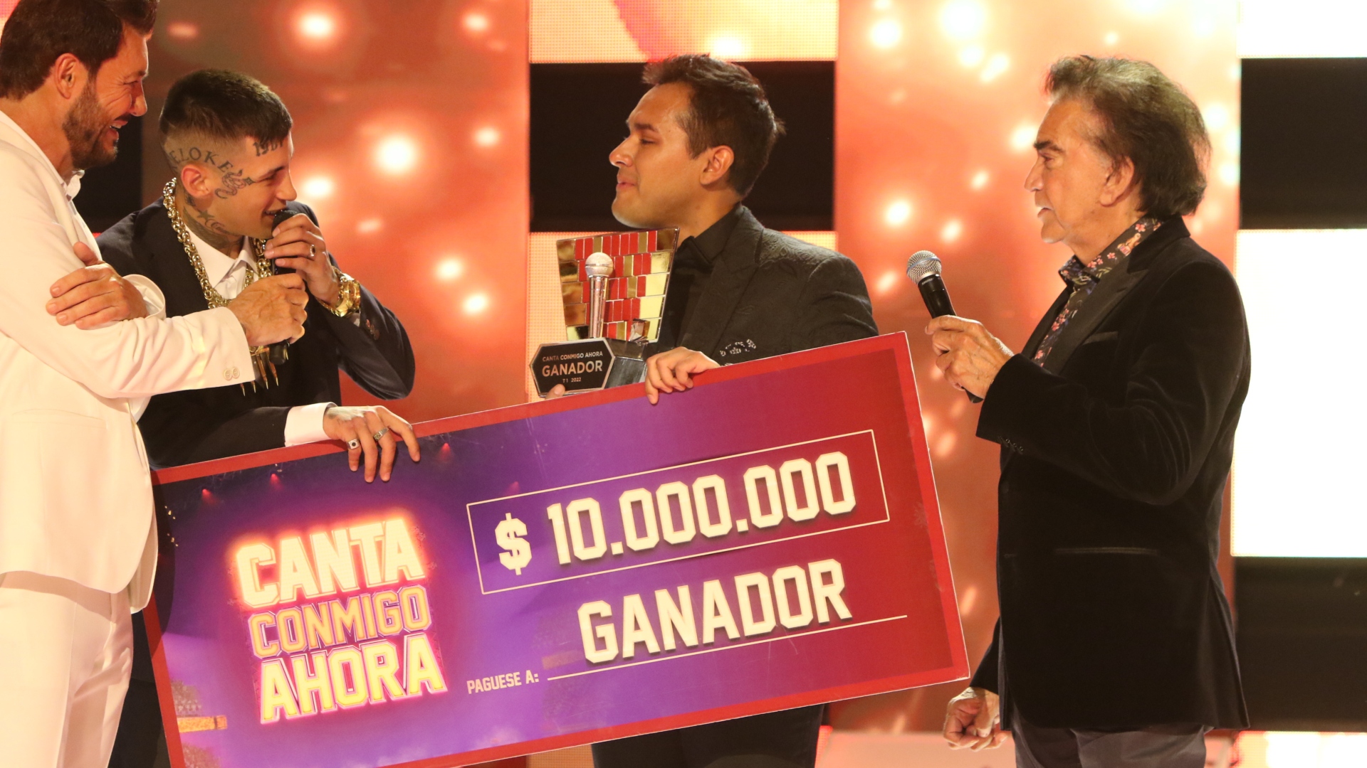 Marcelo Tinelli, L-Gante y el Puma Rodríguez junto al ganador, Nicolás Reyna
