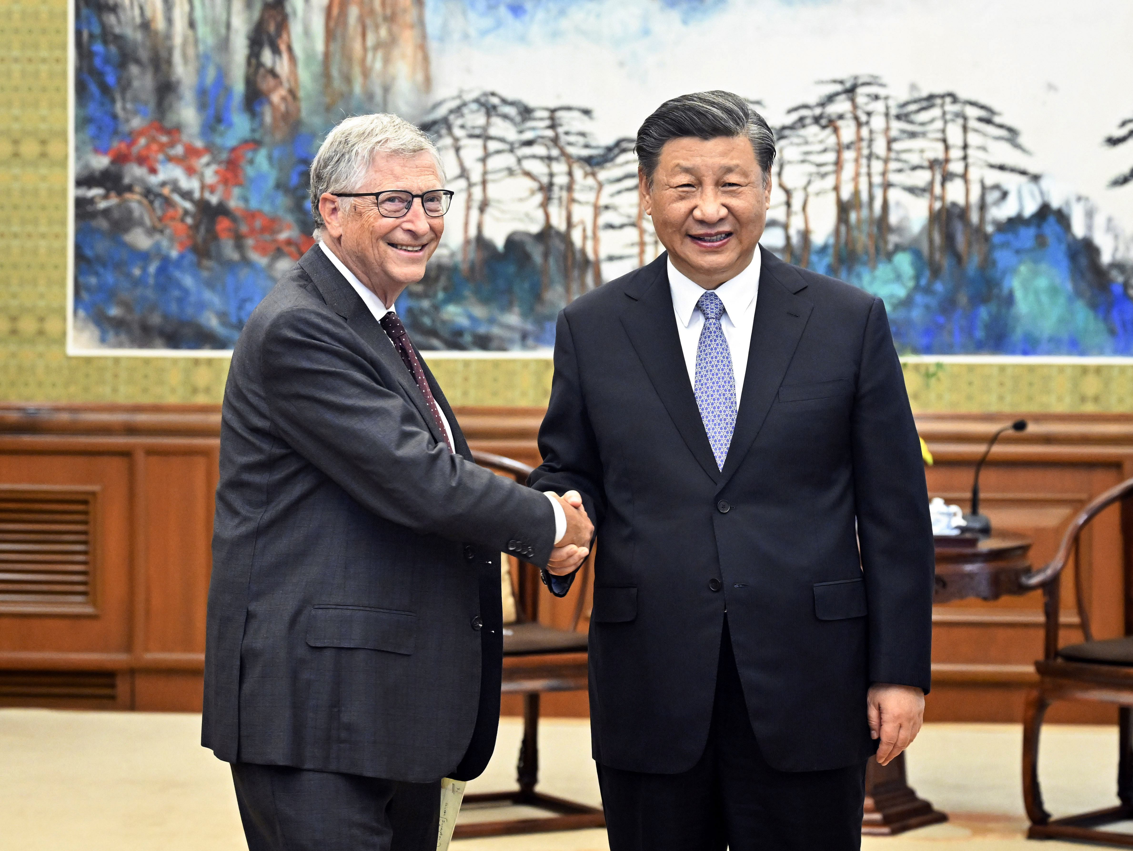 En esta imagen, distribuida por la agencia noticiosa estatal china Xinhua, Bill Gates (izquierda) se reúne con el presidente de China, Xi Jinping, en Beijing, el 16 de junio de 2023. (Yin Bogu/Xinhua vía AP)