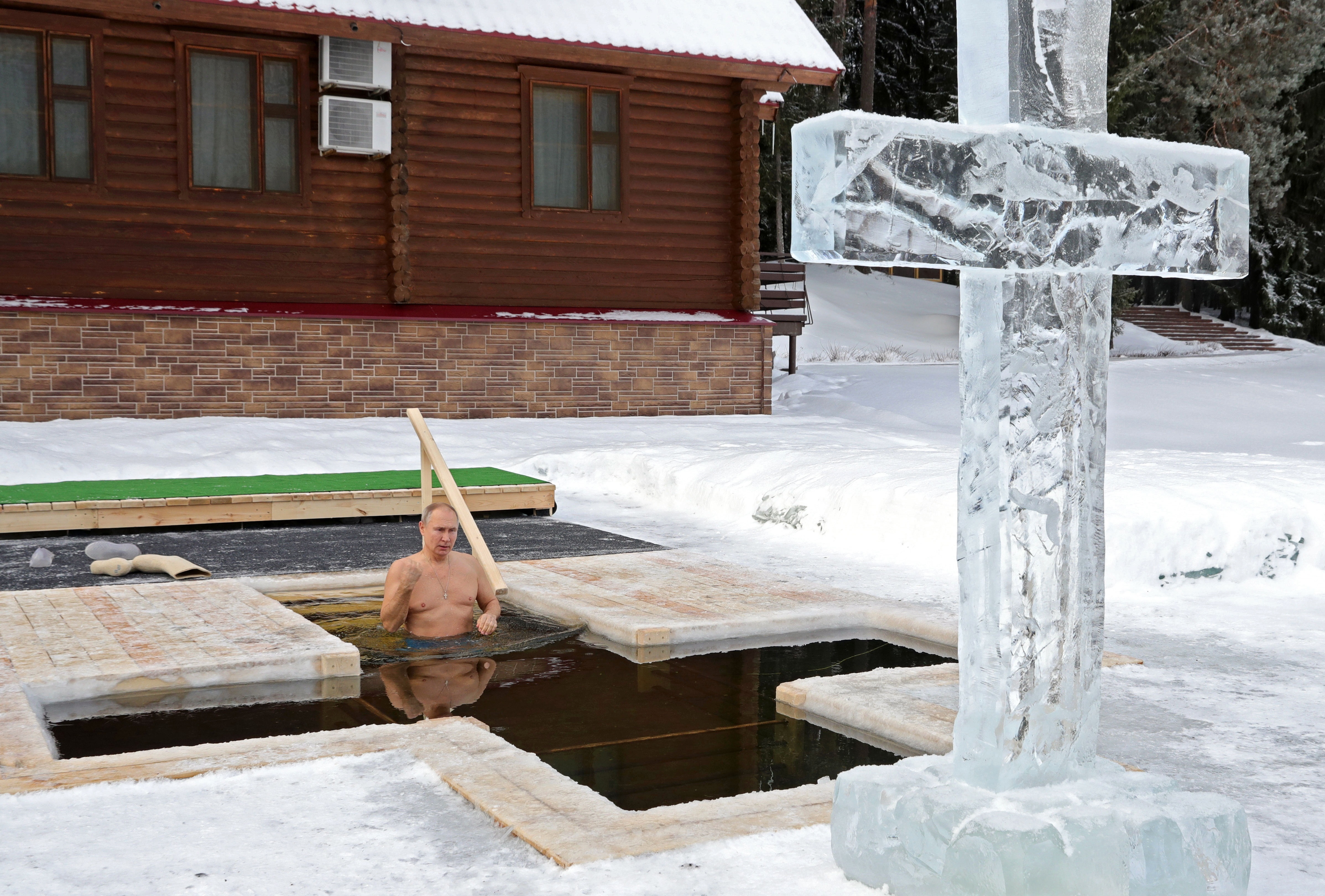 sumergiéndose en agua helada a una temperatura de -20ºC, cumpliendo una tradición ortodoxa para celebrar la Epifanía y el bautismo de Cristo (EFE)
