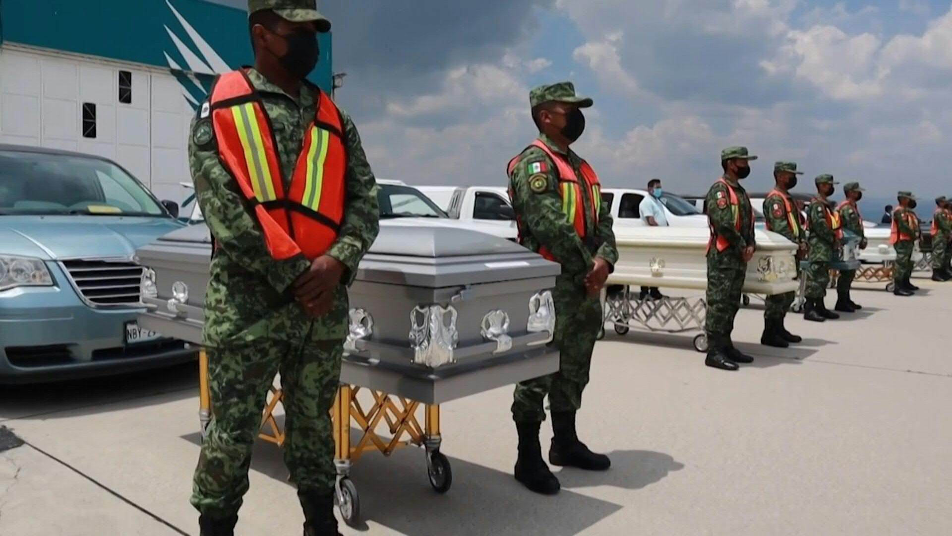 Los cuerpos de 16 de los 26 migrantes mexicanos encontrados muertos el mes pasado en un camión en Texas, Estados Unidos, han llegado ya al país, informó el jueves la cancillería (Foto: AFP)