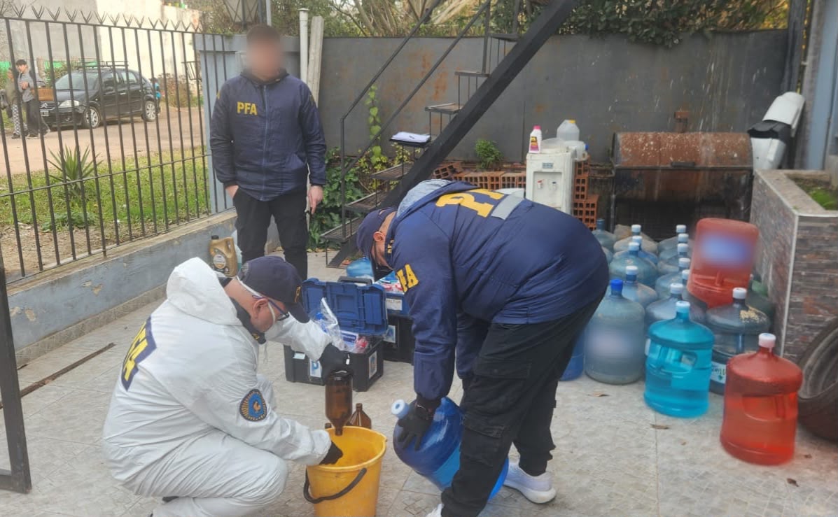 Desarticularon una banda que embotellaba agua en plantas clandestinas que funcionaban en casas particulares del conurbano